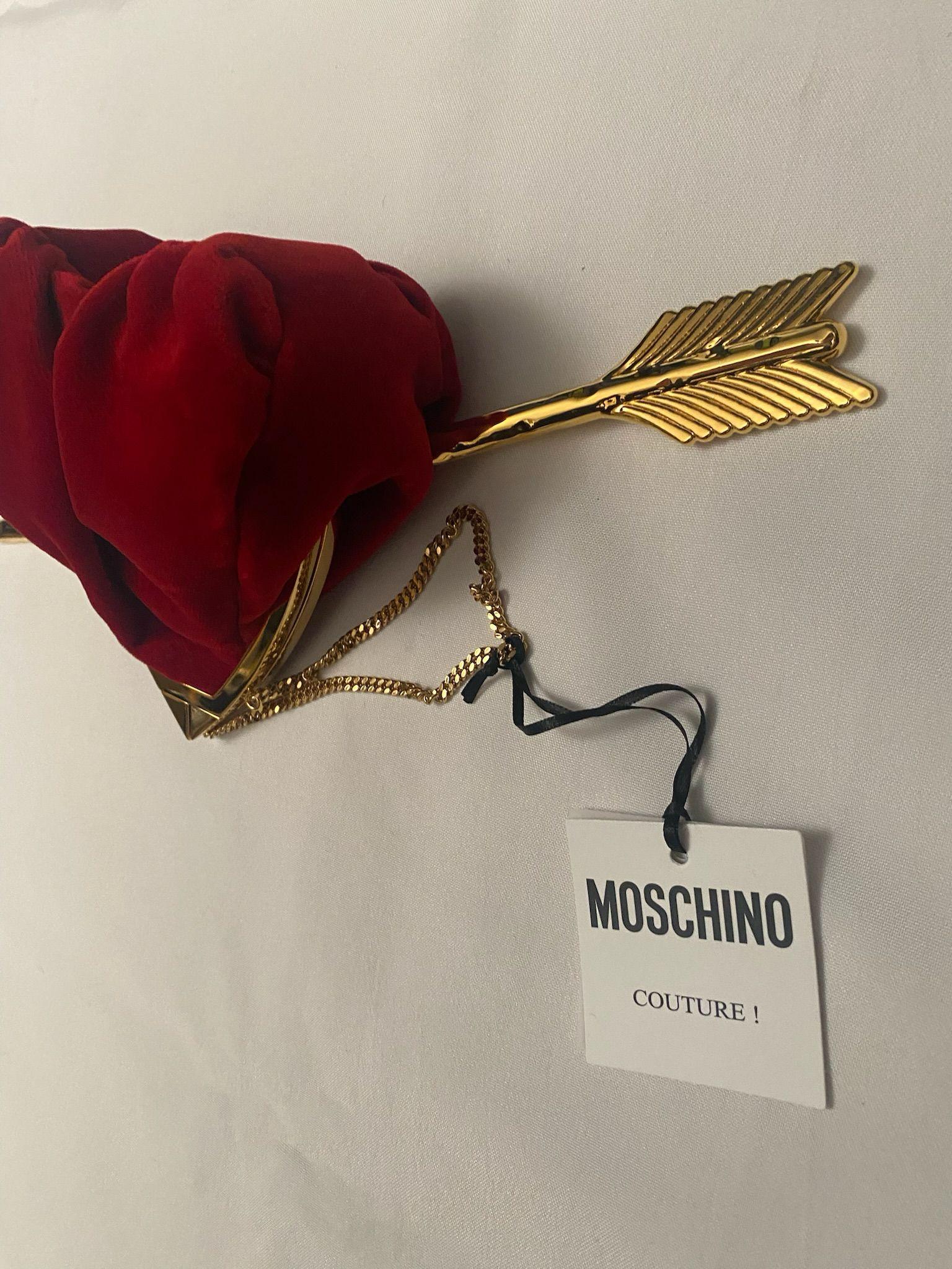 AW22 MOSCHINO Couture Jeremy Scott Heart & Arrow Red Velvet Gold Chain Purse Bag For Sale 2