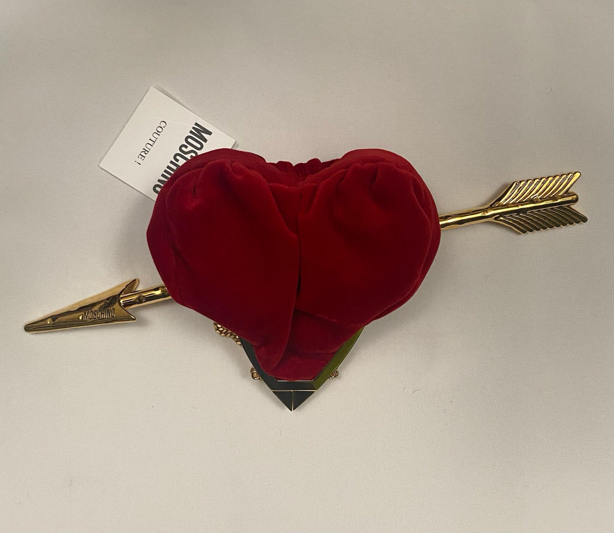 AW22 MOSCHINO Couture Jeremy Scott Heart & Arrow Red Velvet Gold Chain Purse Bag For Sale 3