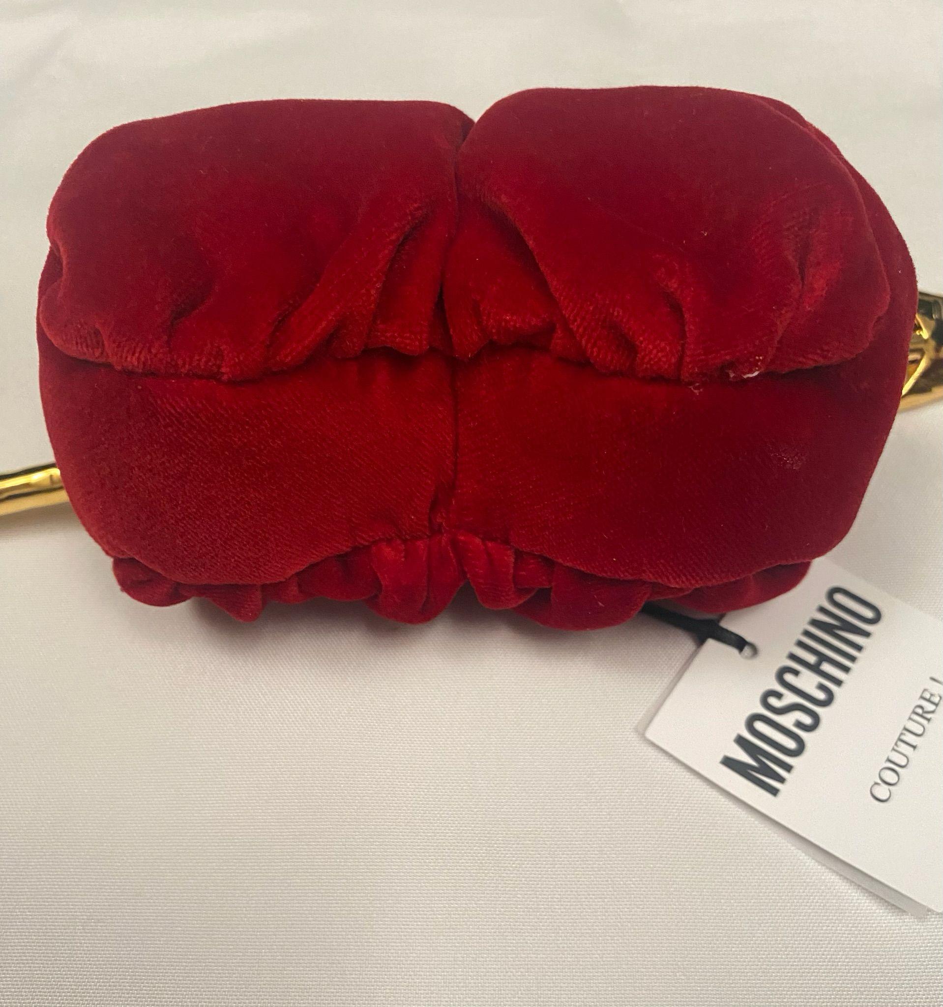 AW22 MOSCHINO Couture Jeremy Scott Heart & Arrow Red Velvet Gold Chain Purse Bag For Sale 4