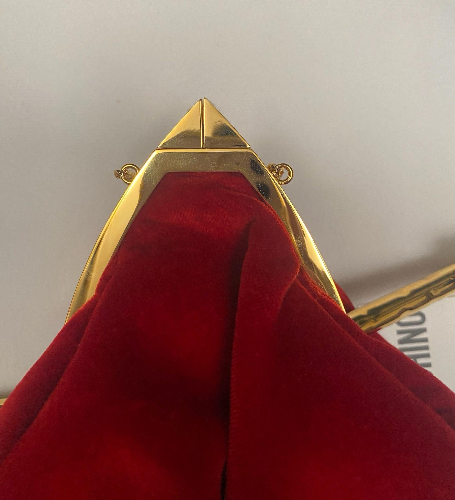 AW22 MOSCHINO Couture Jeremy Scott Heart & Arrow Red Velvet Gold Chain Purse Bag For Sale 5