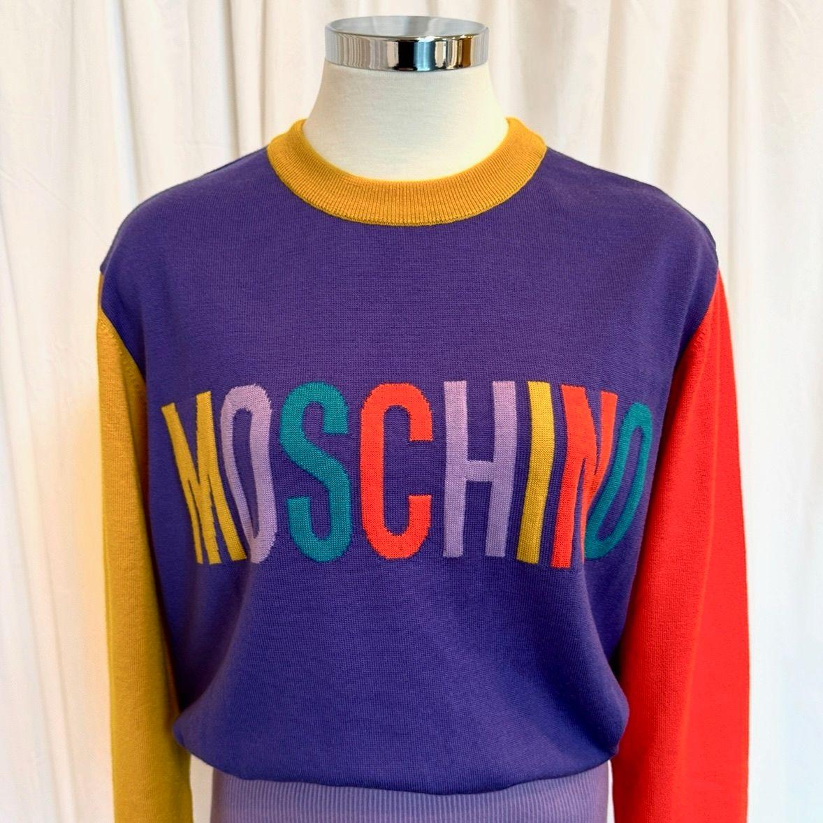 AW22 Moschino Couture Jeremy Scott Logo Arancione e manica gialla Vestito in maglia viola in vendita 5