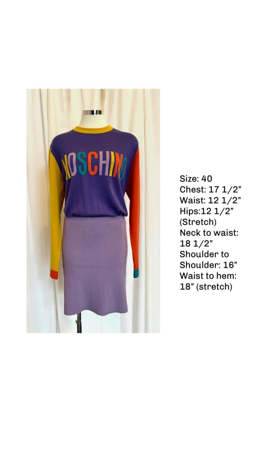 AW22 Moschino Couture Jeremy Scott Logo Arancione e manica gialla Vestito in maglia viola in vendita 6
