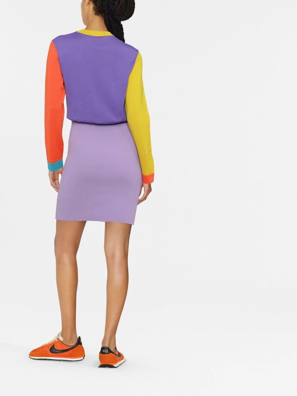 Grigio AW22 Moschino Couture Jeremy Scott Logo Arancione e manica gialla Vestito in maglia viola in vendita