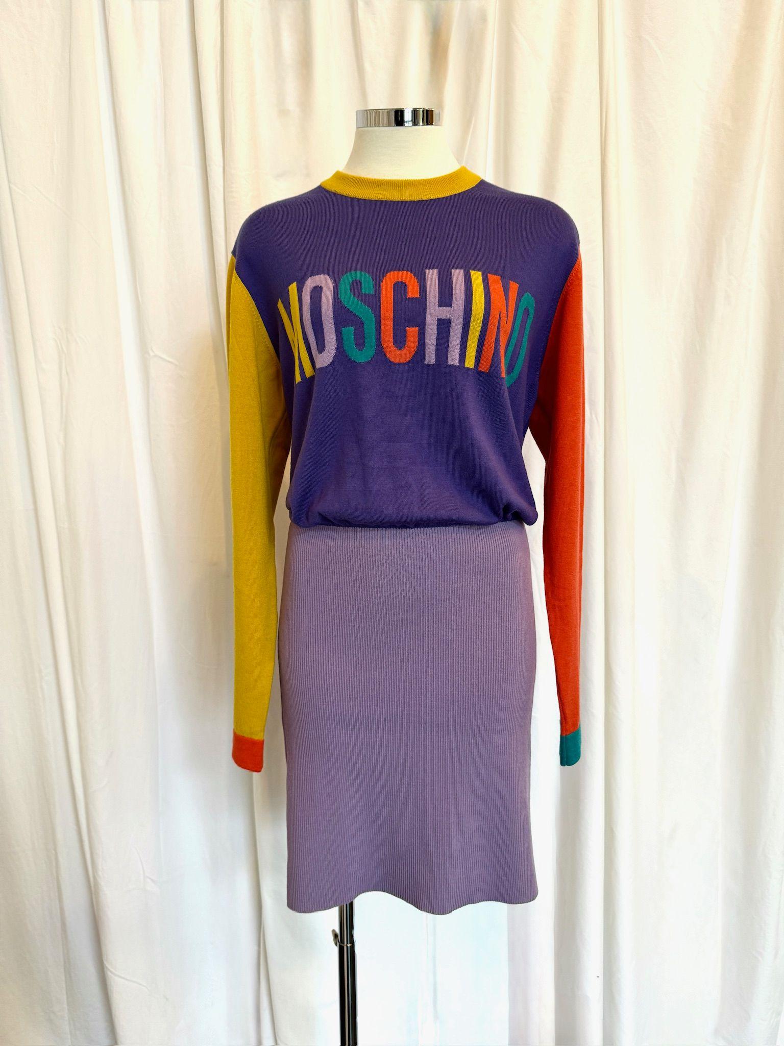 Donna AW22 Moschino Couture Jeremy Scott Logo Arancione e manica gialla Vestito in maglia viola in vendita
