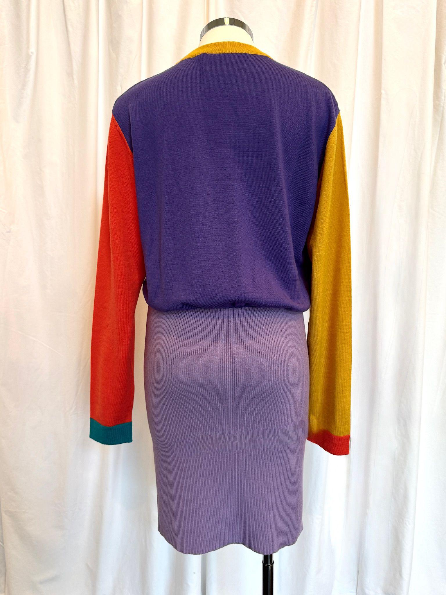 AW22 Moschino Couture Jeremy Scott Logo Arancione e manica gialla Vestito in maglia viola in vendita 1