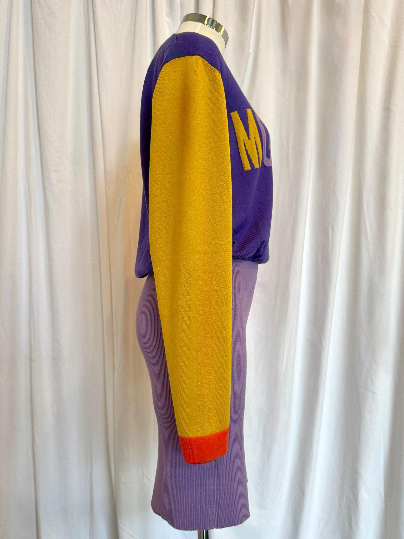 AW22 Moschino Couture Jeremy Scott Logo Arancione e manica gialla Vestito in maglia viola in vendita 3