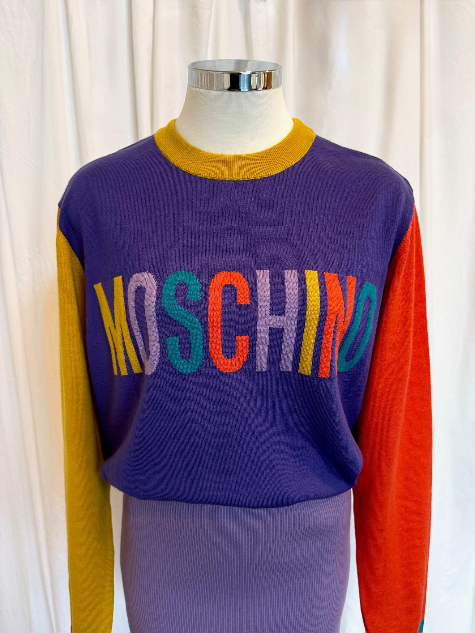 AW22 Moschino Couture Jeremy Scott Logo Arancione e manica gialla Vestito in maglia viola in vendita 4