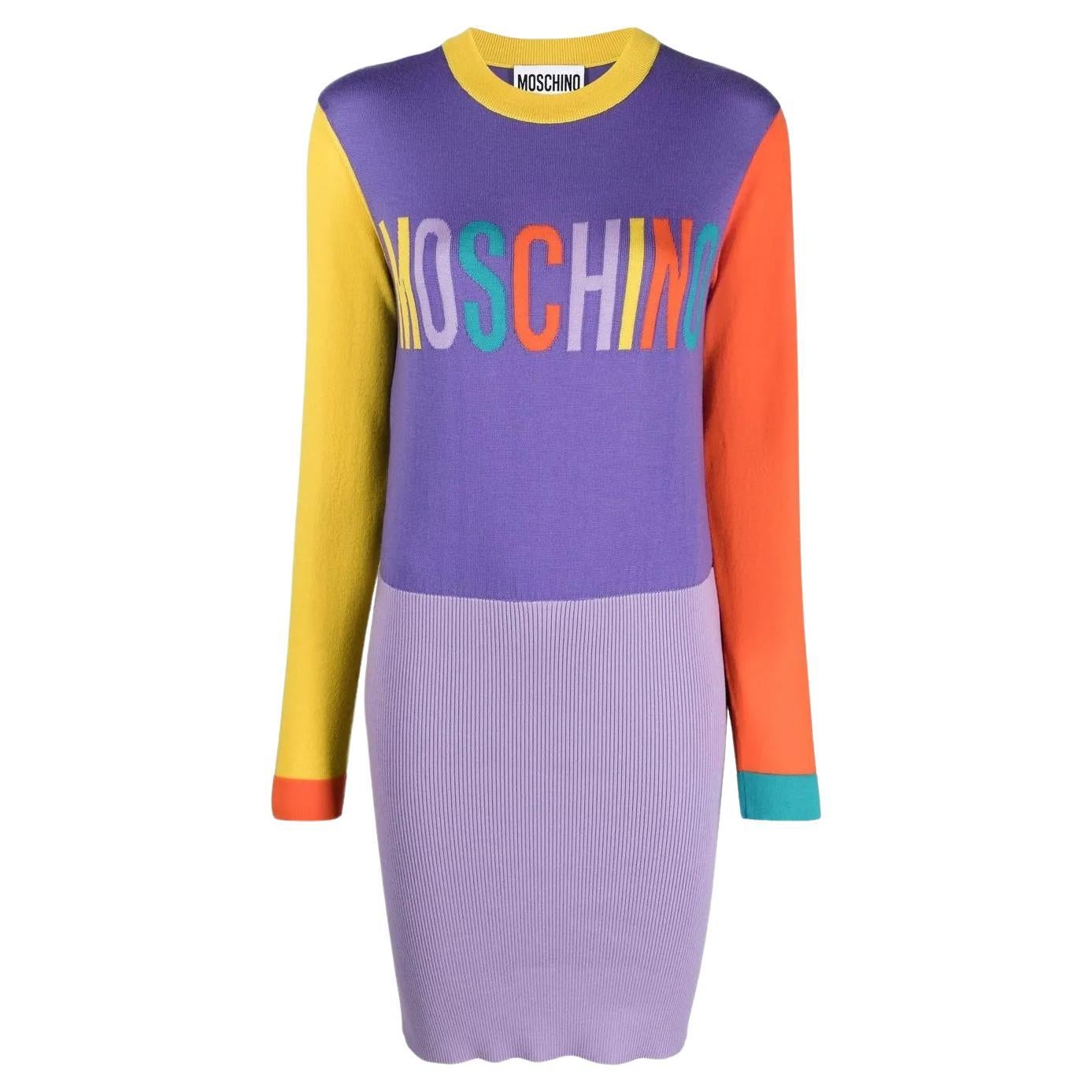 AW22 Moschino Couture Jeremy Scott Logo Arancione e manica gialla Vestito in maglia viola in vendita