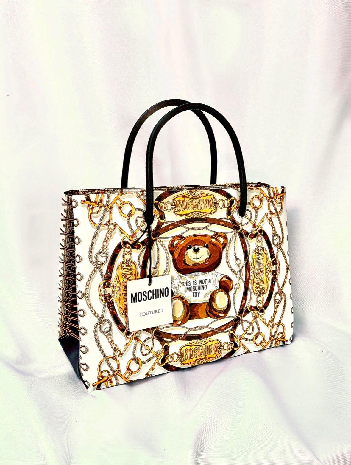 AW22 MOSCHINO Couture Jeremy Scott Teddy Bear All Over Chains & Plaque Tote Bag For Sale 5