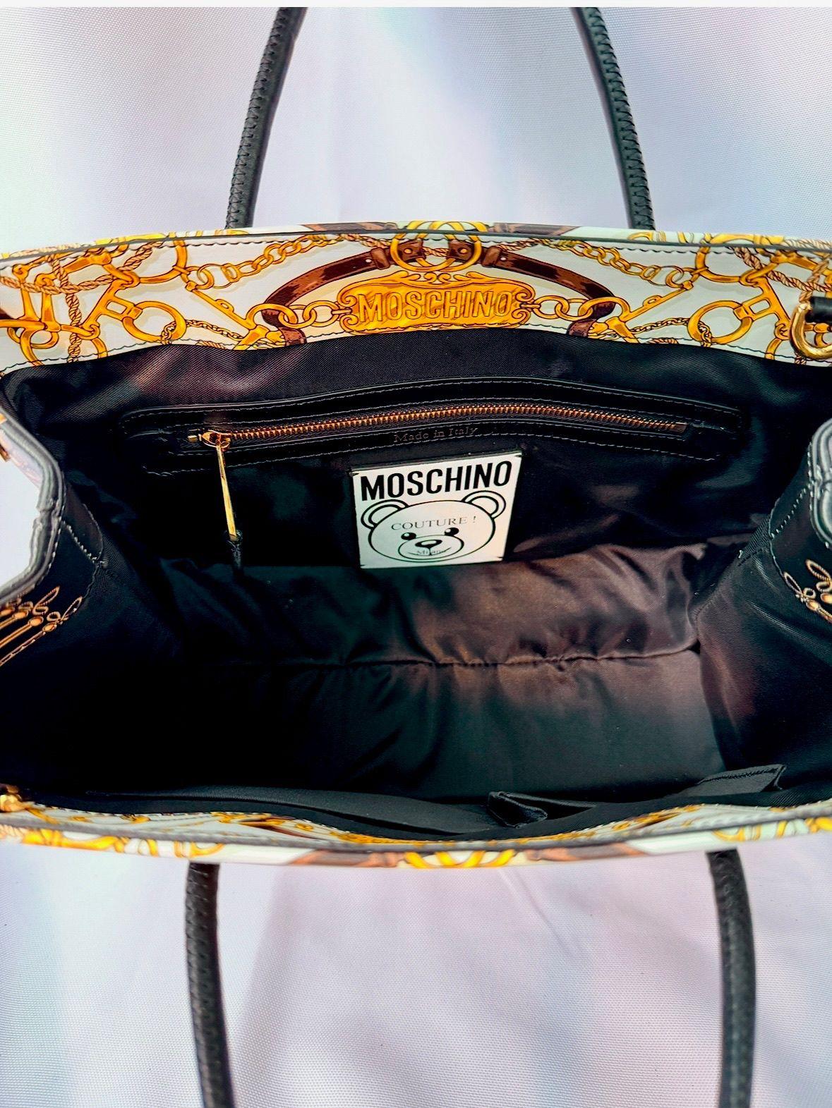 AW22 MOSCHINO Couture Jeremy Scott Teddy Bear All Over Chains & Plaque Tote Bag For Sale 6