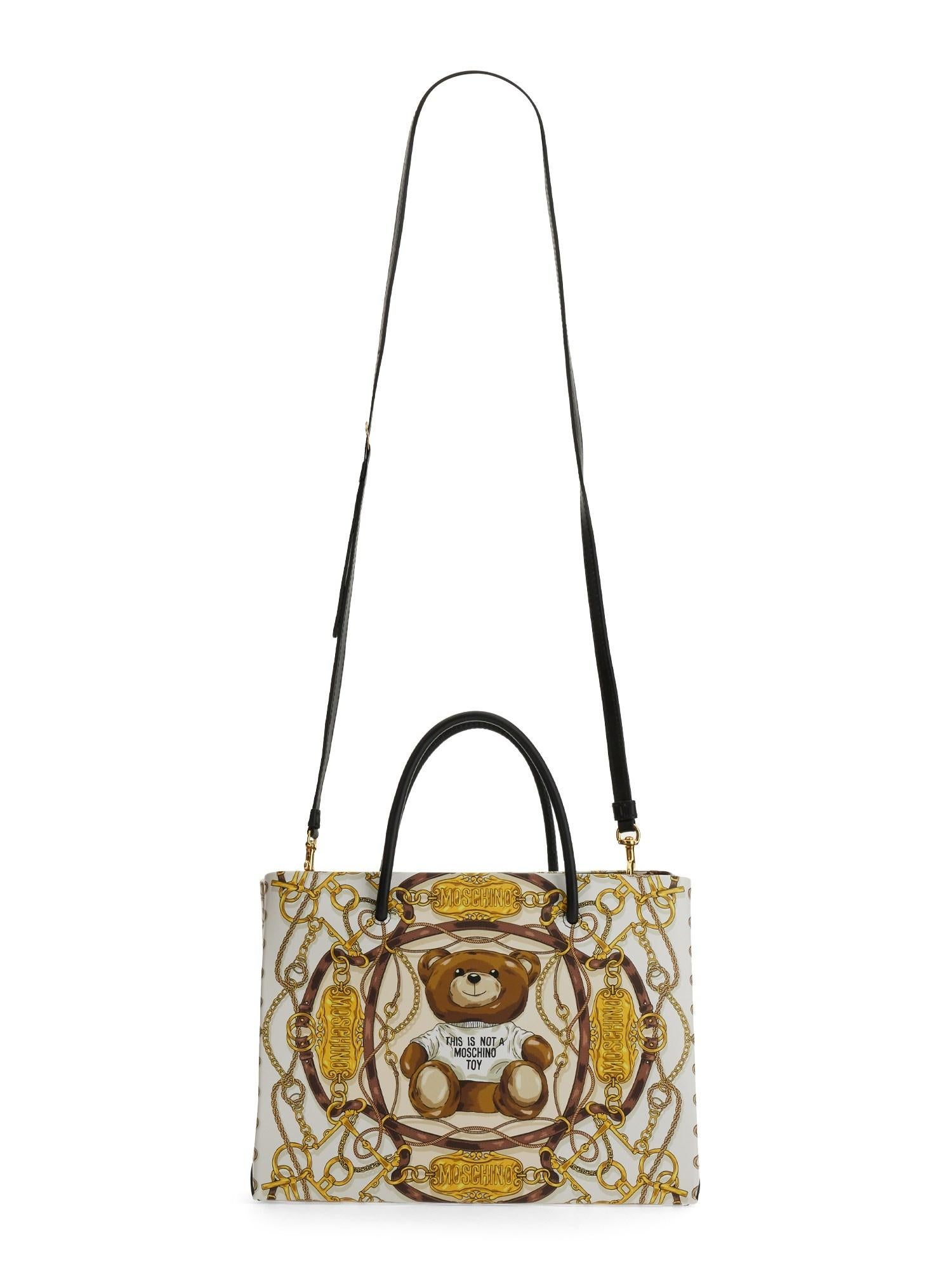*SUPER SOUGHT AFTER ITEM*
MOSCHINO COUTURE

Teddy Bear All Over Chains & Plaque Tote Bag

AW22 collection by Jeremy Scott


MSRP $807+tax!



SUPER CUTE!

100% Authentic!!!


Condition: Brand new with tags, original Moschino dust bag