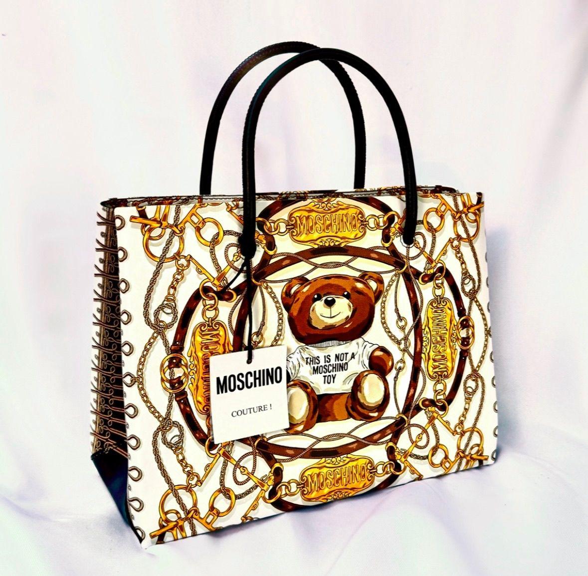 Women's AW22 MOSCHINO Couture Jeremy Scott Teddy Bear All Over Chains & Plaque Tote Bag For Sale
