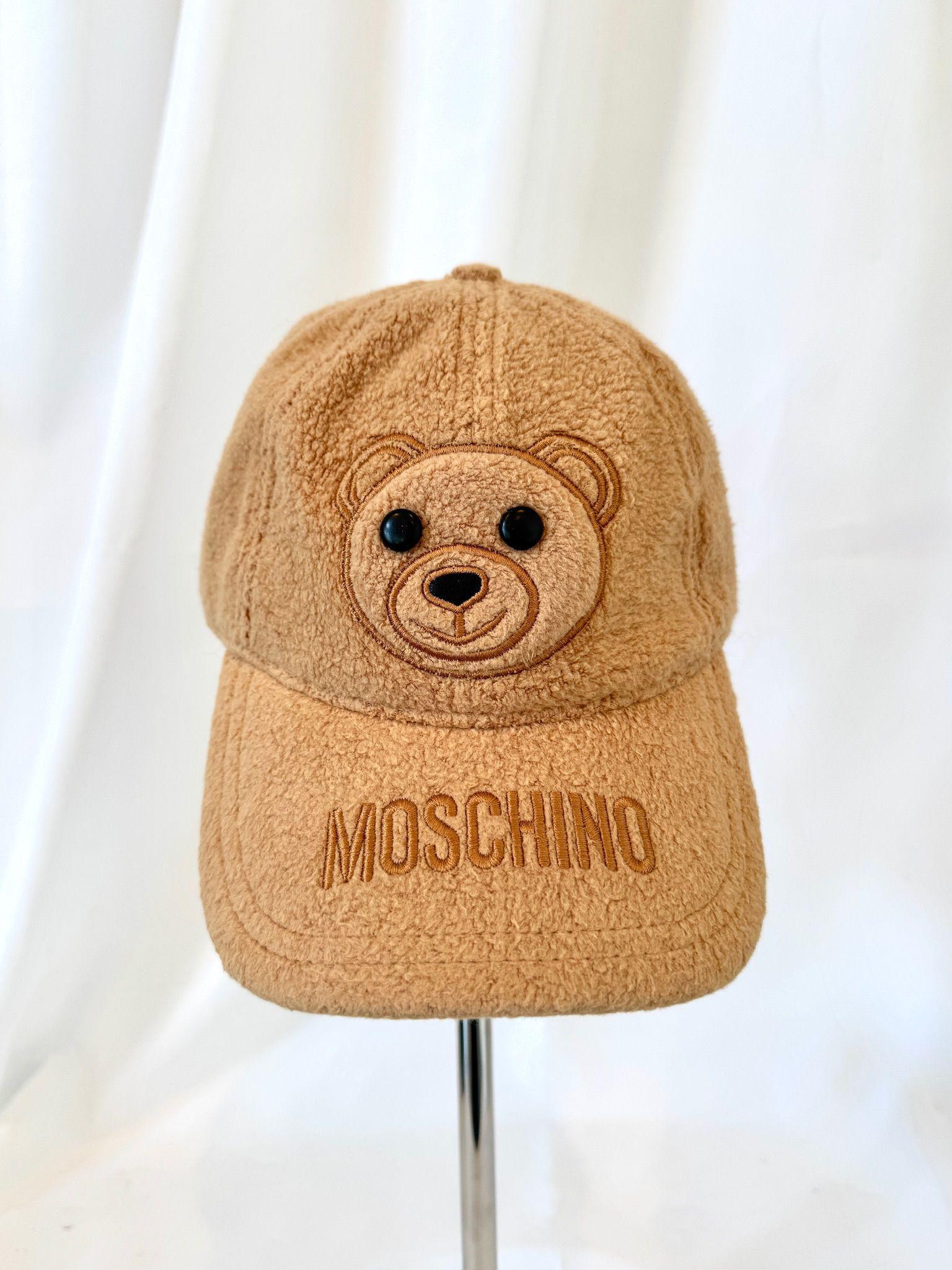 Super rare!
Moschino Couture
Teddy Bear Baseball Cap
AW23 collection by Jeremy Scott




100% Authentic!!!

MSRP: $410



Condition: New with tags

Color: Brown

Pattern: Teddy Bear Print



DETAILS

Embroidered MOSCHINO branding, back has a bold
