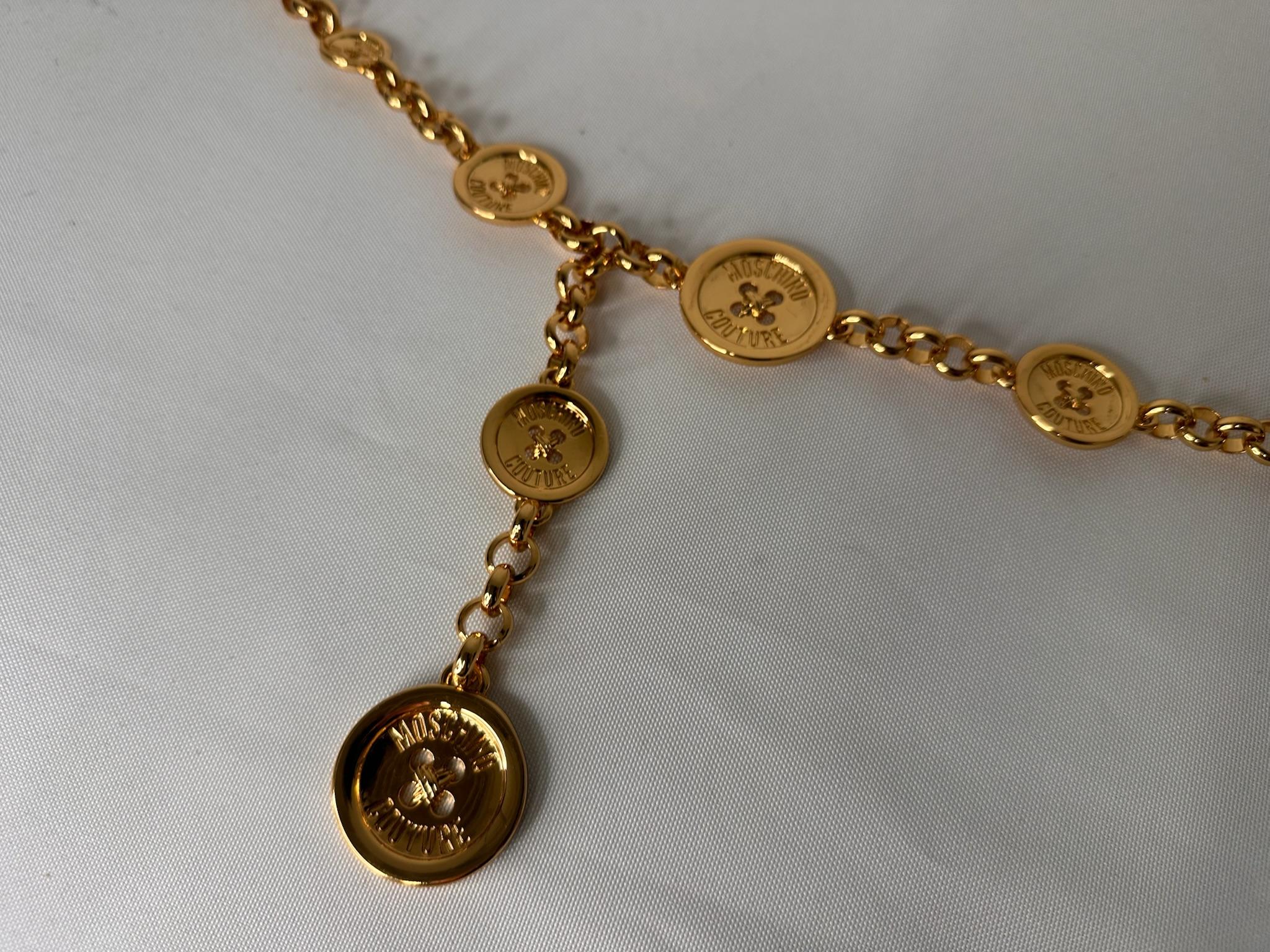 AW23 Moschino Couture Jeremy Scott Cintura per abito in oro con logo multiplo e bottone di marca In condizioni Nuovo in vendita a Los Angeles, CA