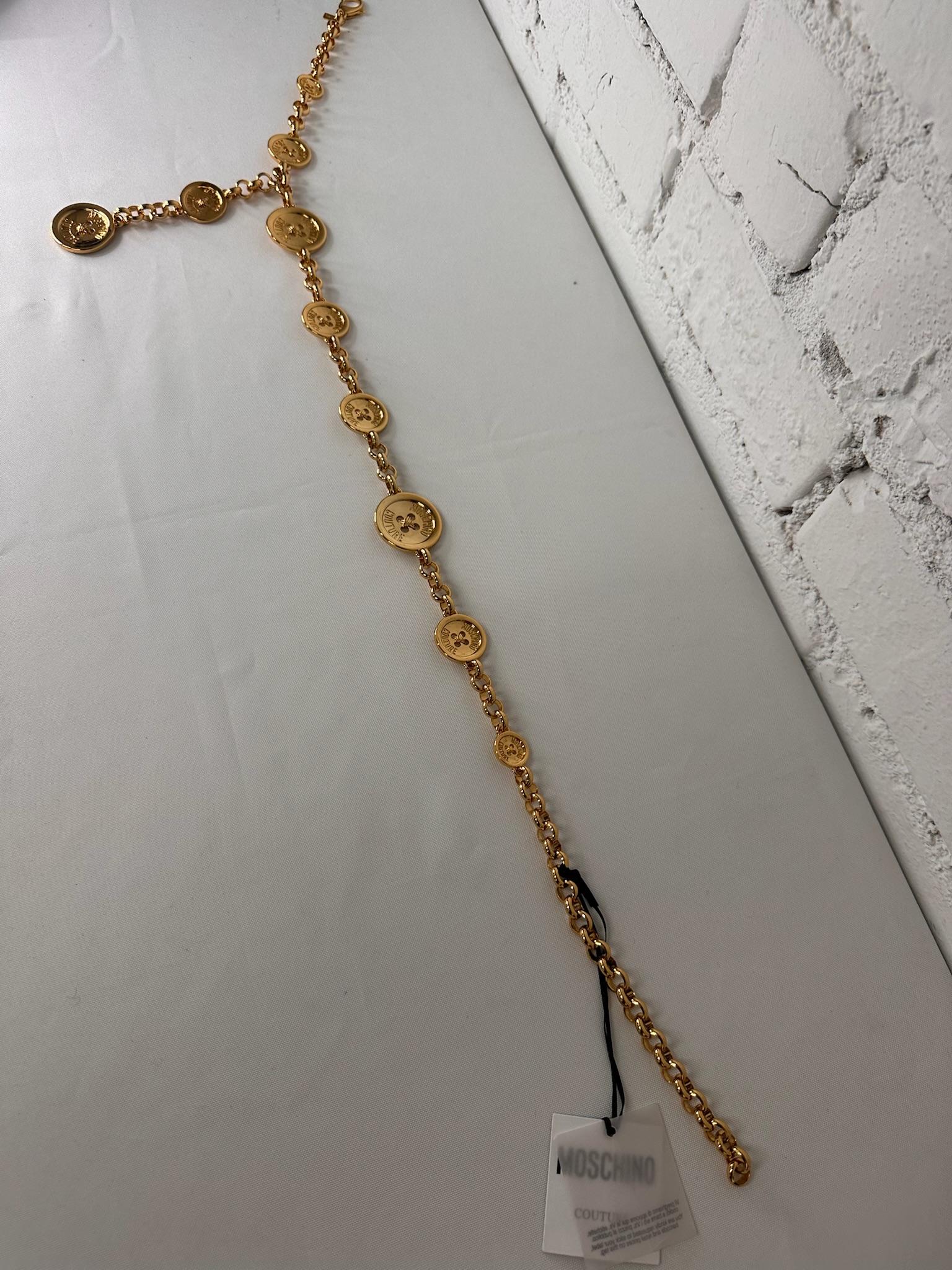AW23 Moschino Couture Jeremy Scott Cintura per abito in oro con logo multiplo e bottone di marca in vendita 1