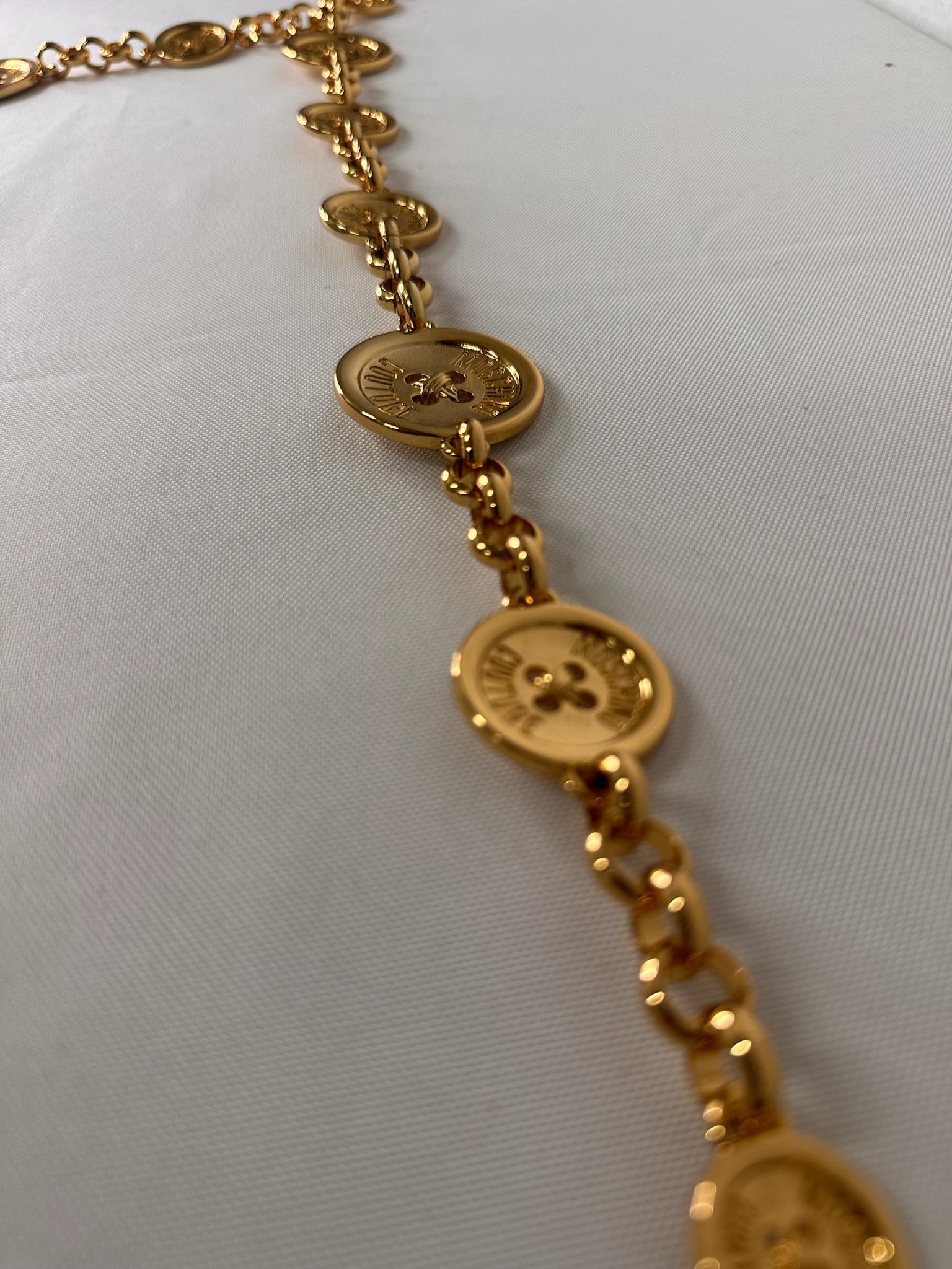 AW23 Moschino Couture Jeremy Scott Cintura per abito in oro con logo multiplo e bottone di marca in vendita 2
