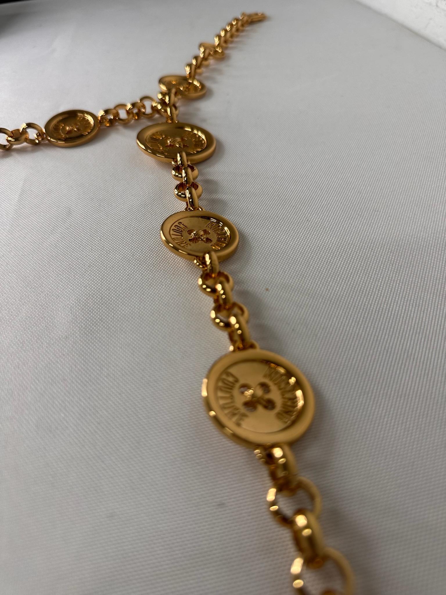 AW23 Moschino Couture Jeremy Scott Cintura per abito in oro con logo multiplo e bottone di marca in vendita 3