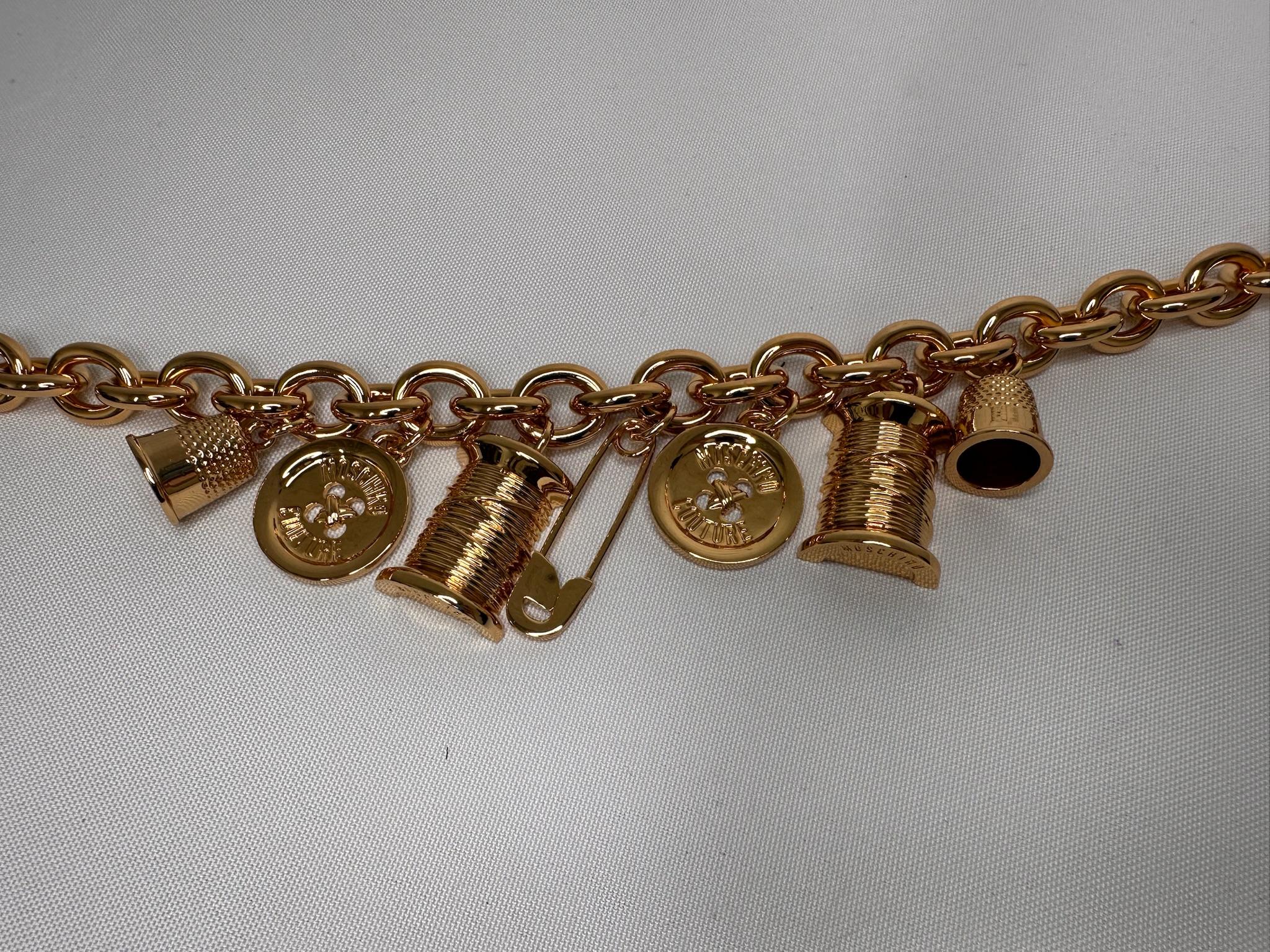 Marrone Cintura AW23 Moschino Couture Jeremy Scott in oro con spille e charms per cucire in vendita