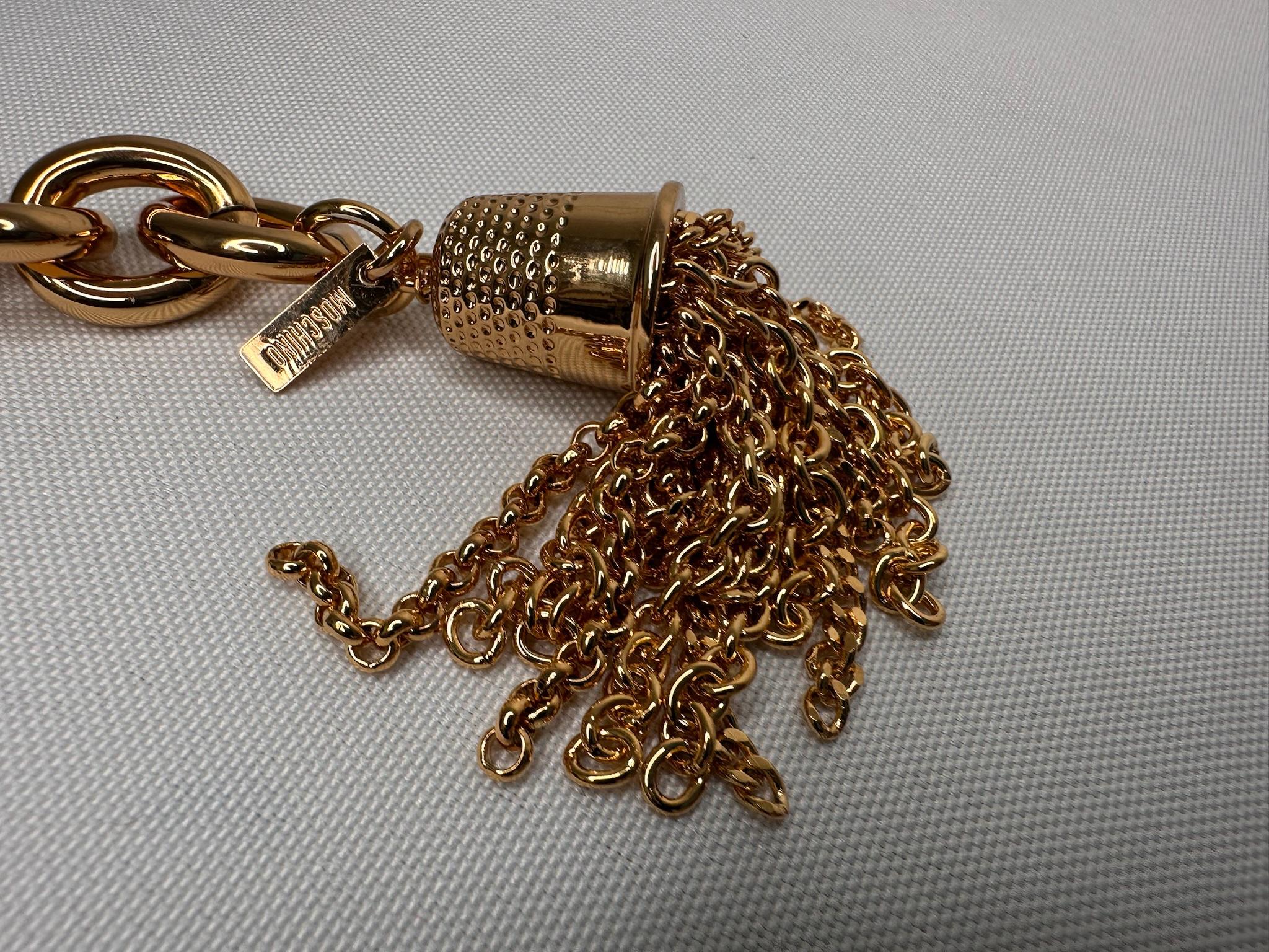 Cintura AW23 Moschino Couture Jeremy Scott in oro con spille e charms per cucire in vendita 1