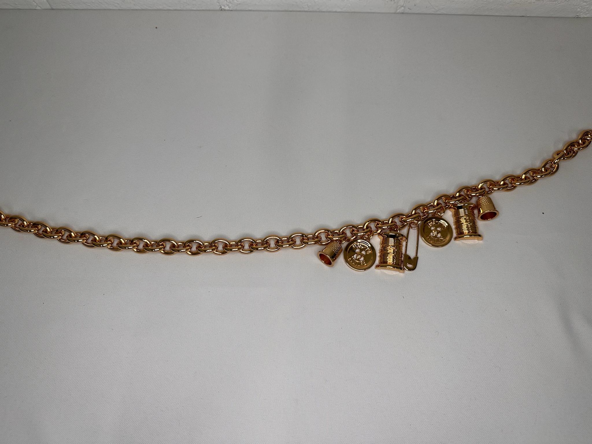 Cintura AW23 Moschino Couture Jeremy Scott in oro con spille e charms per cucire in vendita 4