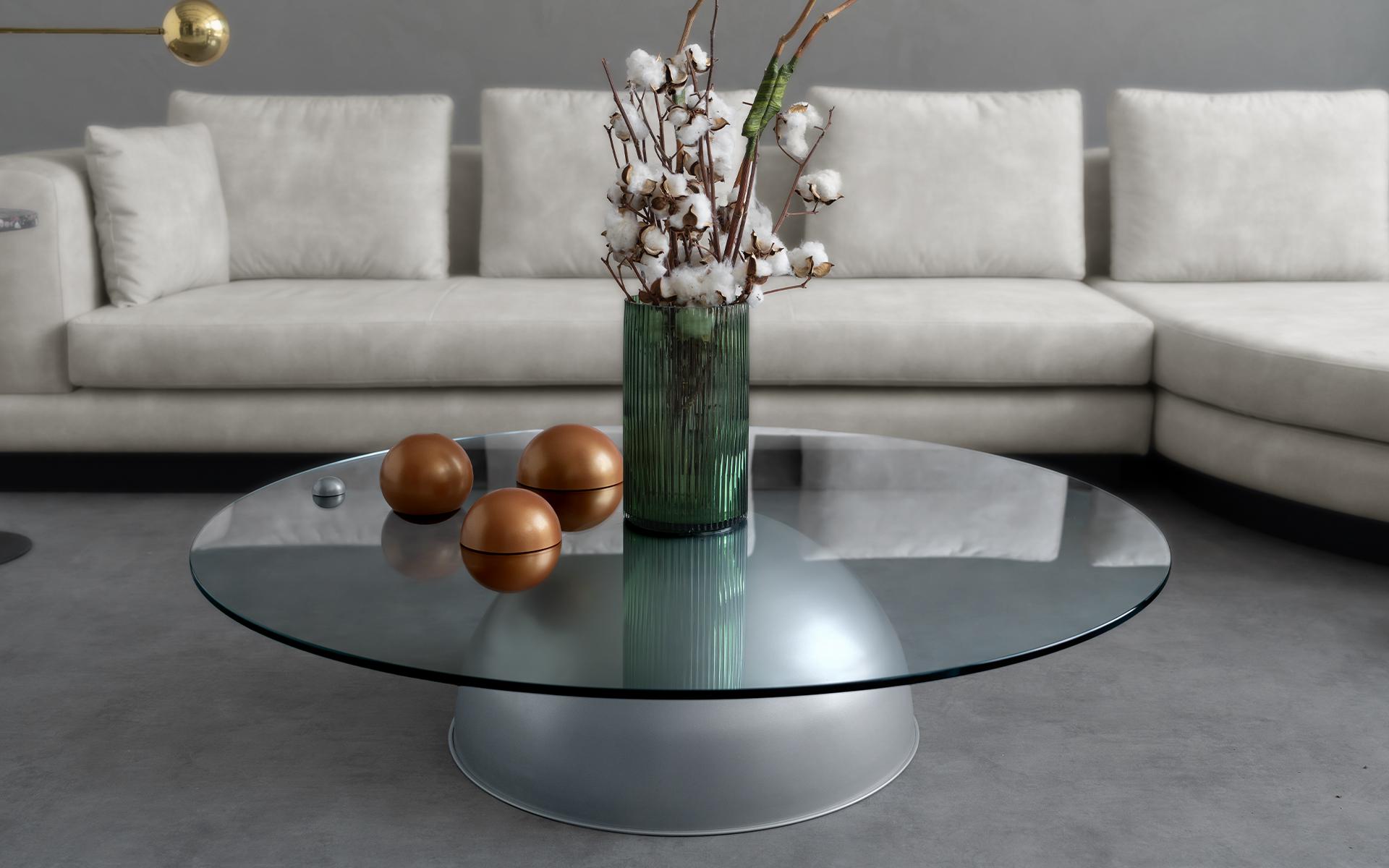 Attirant l'attention par son design minimaliste et moderne, la table basse AGE reflète le style de l'âge de l'espace des années 50 et 60.

L'élégante combinaison de métal peint statique et de table en verre trempé crée un effet de bulle avec des
