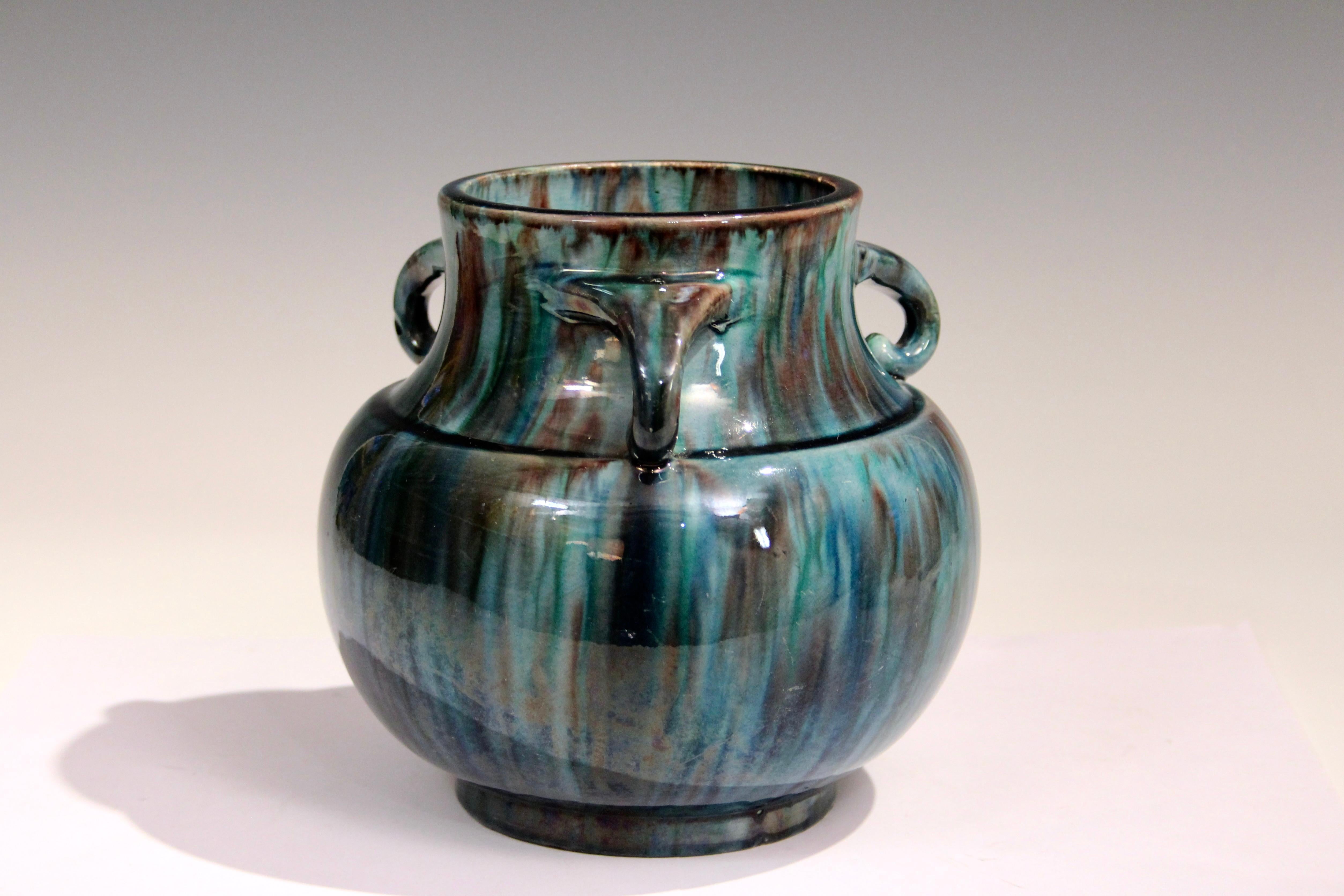 Vaso di Awaji Pottery in forma Art Deco con tre manici che scendono dal collo e si uniscono alla spalla, con un sorprendente smalto blu flambe, circa 1930. Marchi impressi. Altezza 7 1/4