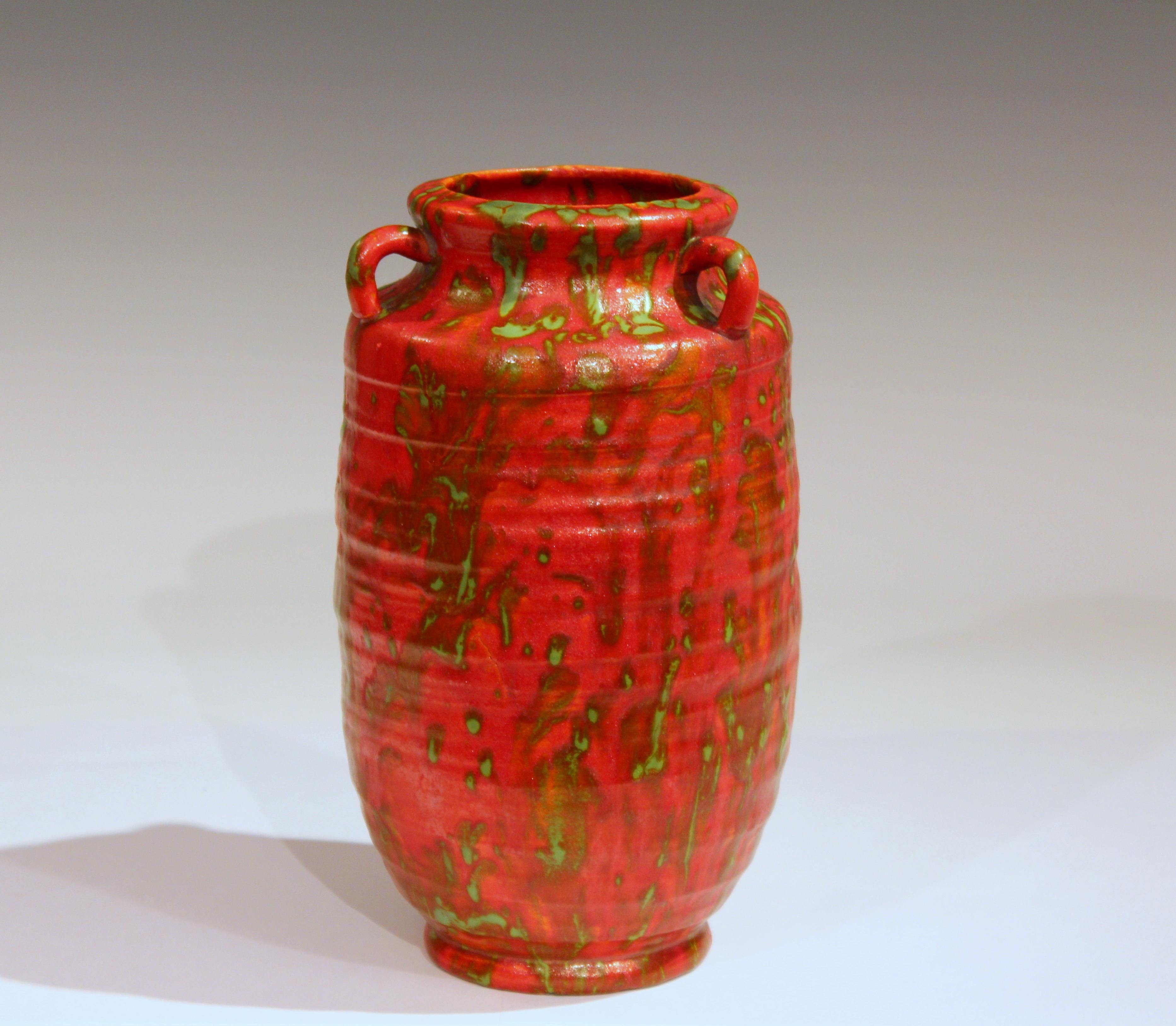 Awaji pottery Art Deco vase in chrome red hot lava glaze interspersed with rivulets of green, circa 1930s. Measures: 8 1/2