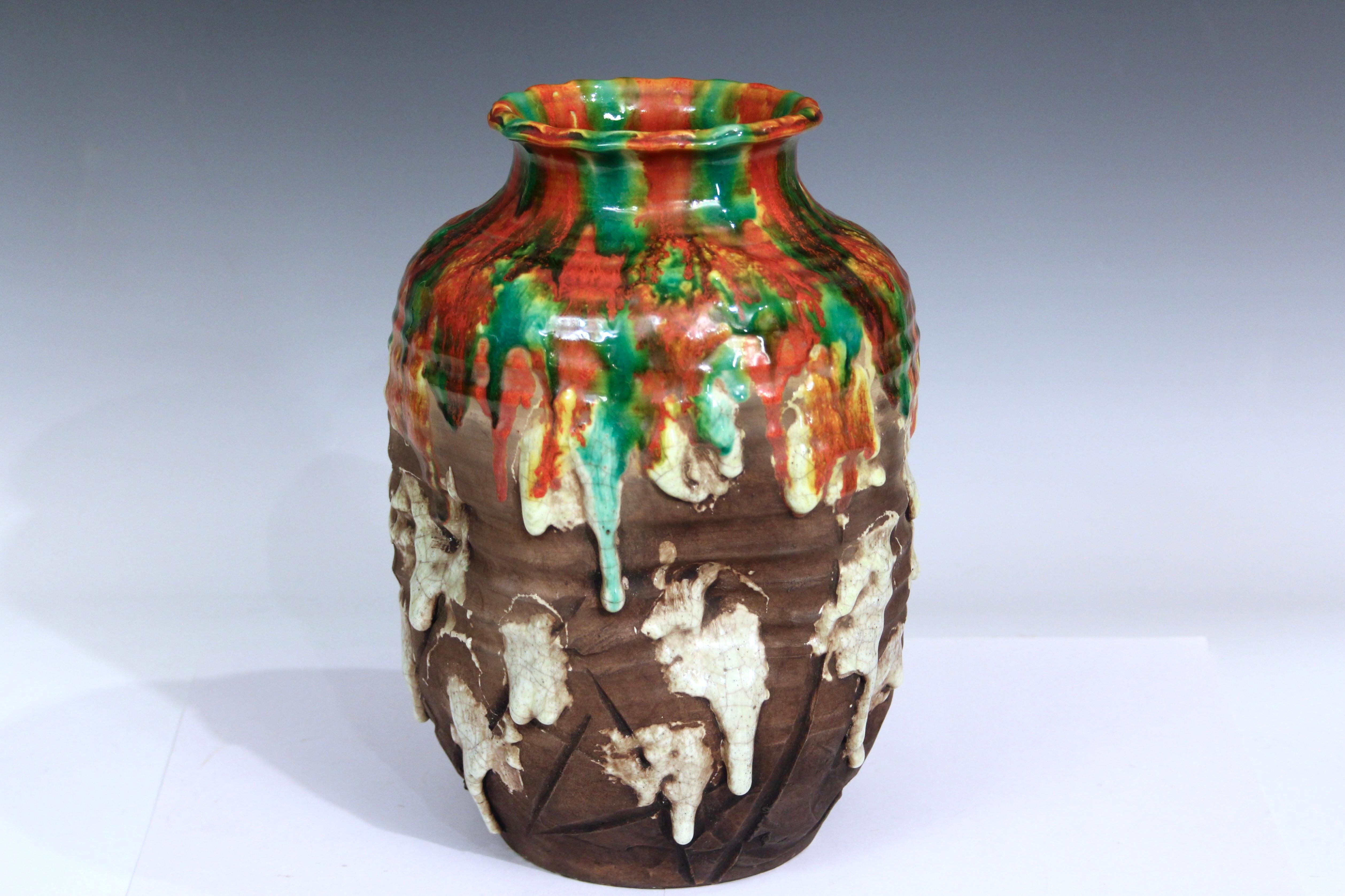 Vaso d'epoca Awaji Pottery di forma manipolata in argilla con smalto a goccia multicolore, 1930 circa. Marchi impressi. Altezza 10 1/2