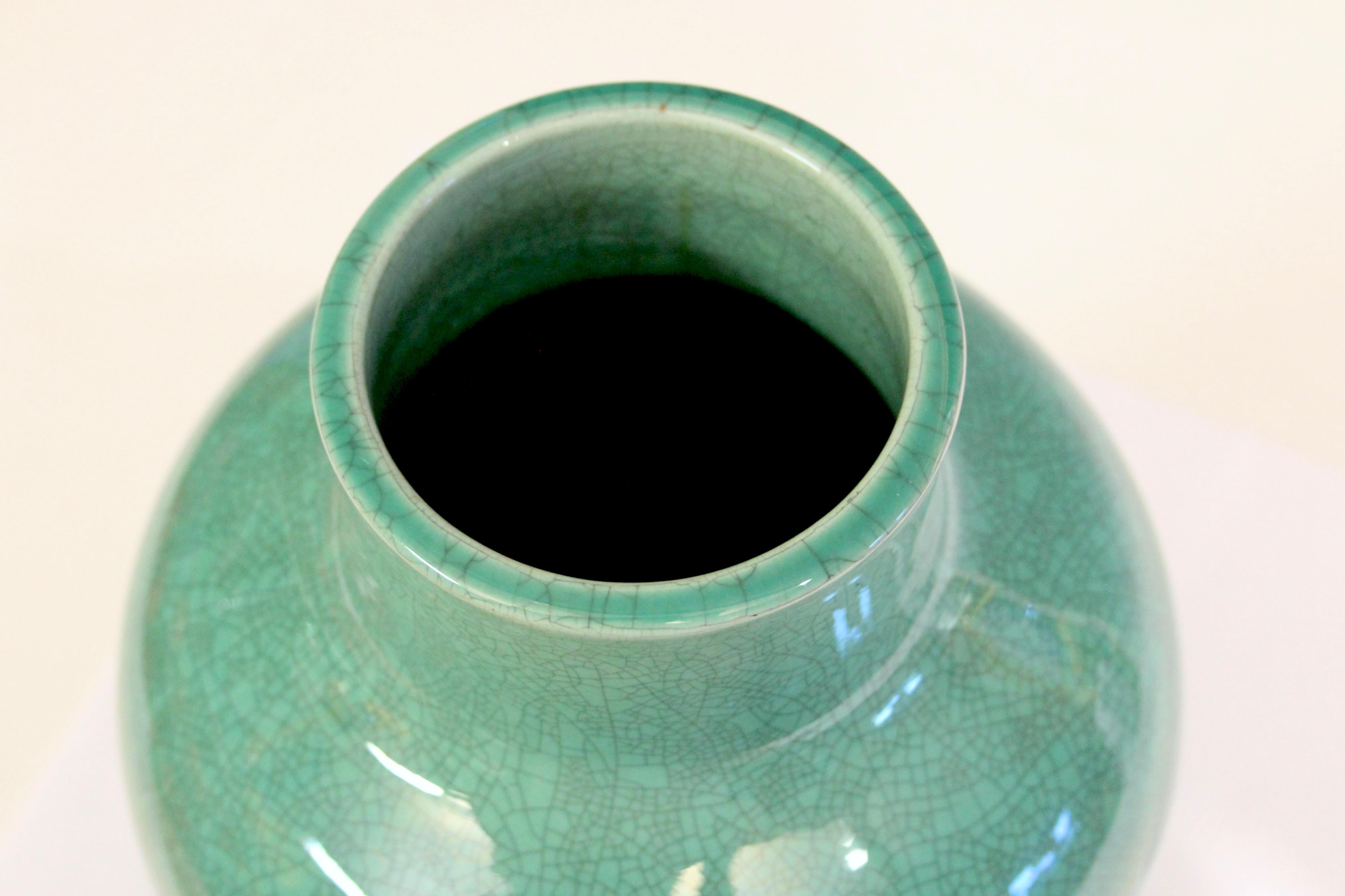 Awaji Pottery Hu Form Green Crackle Glaze Vase In Good Condition For Sale In Wilton, CT