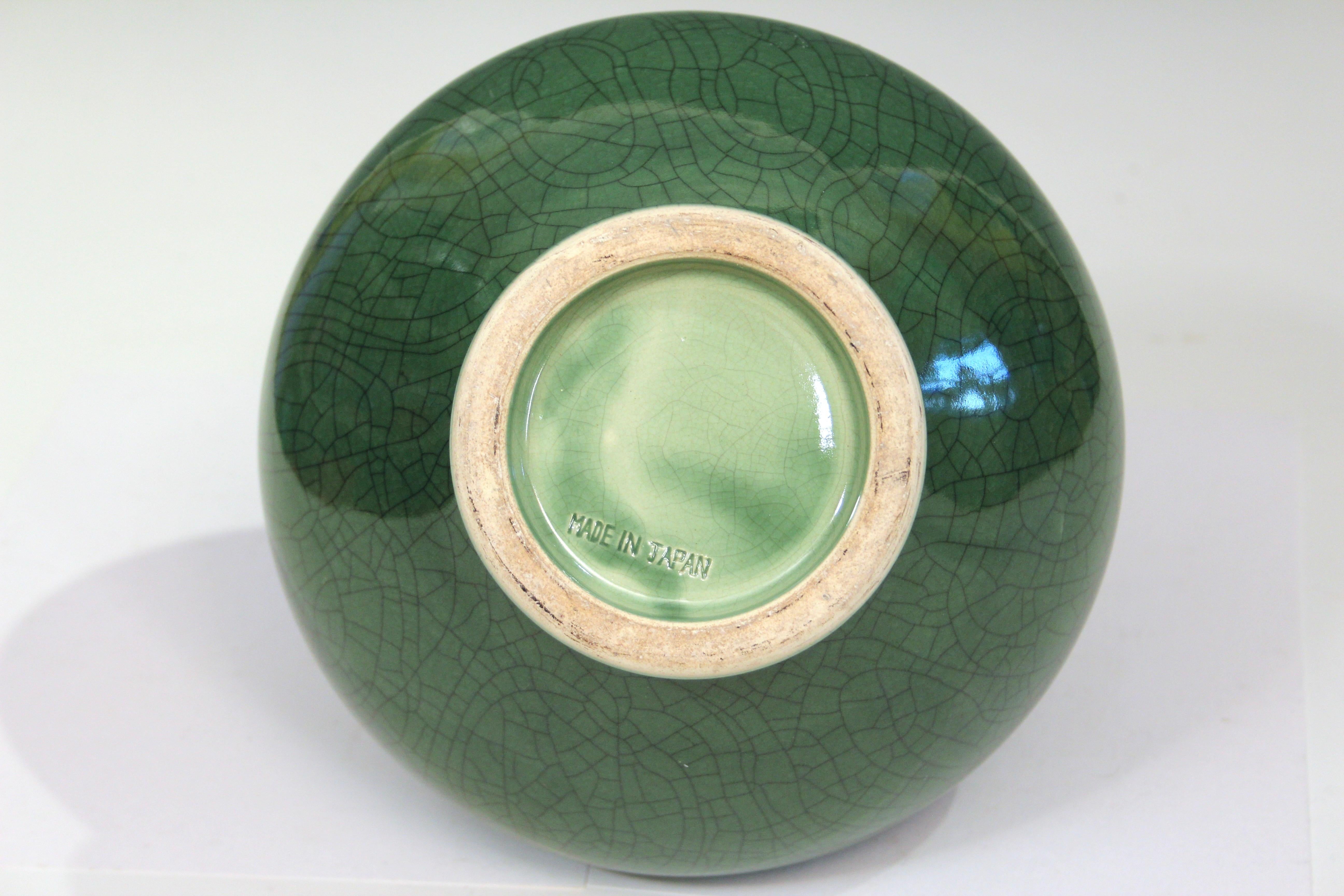Tornito Vaso di Awaji Pottery con smalto verde giada e craquelè in vendita
