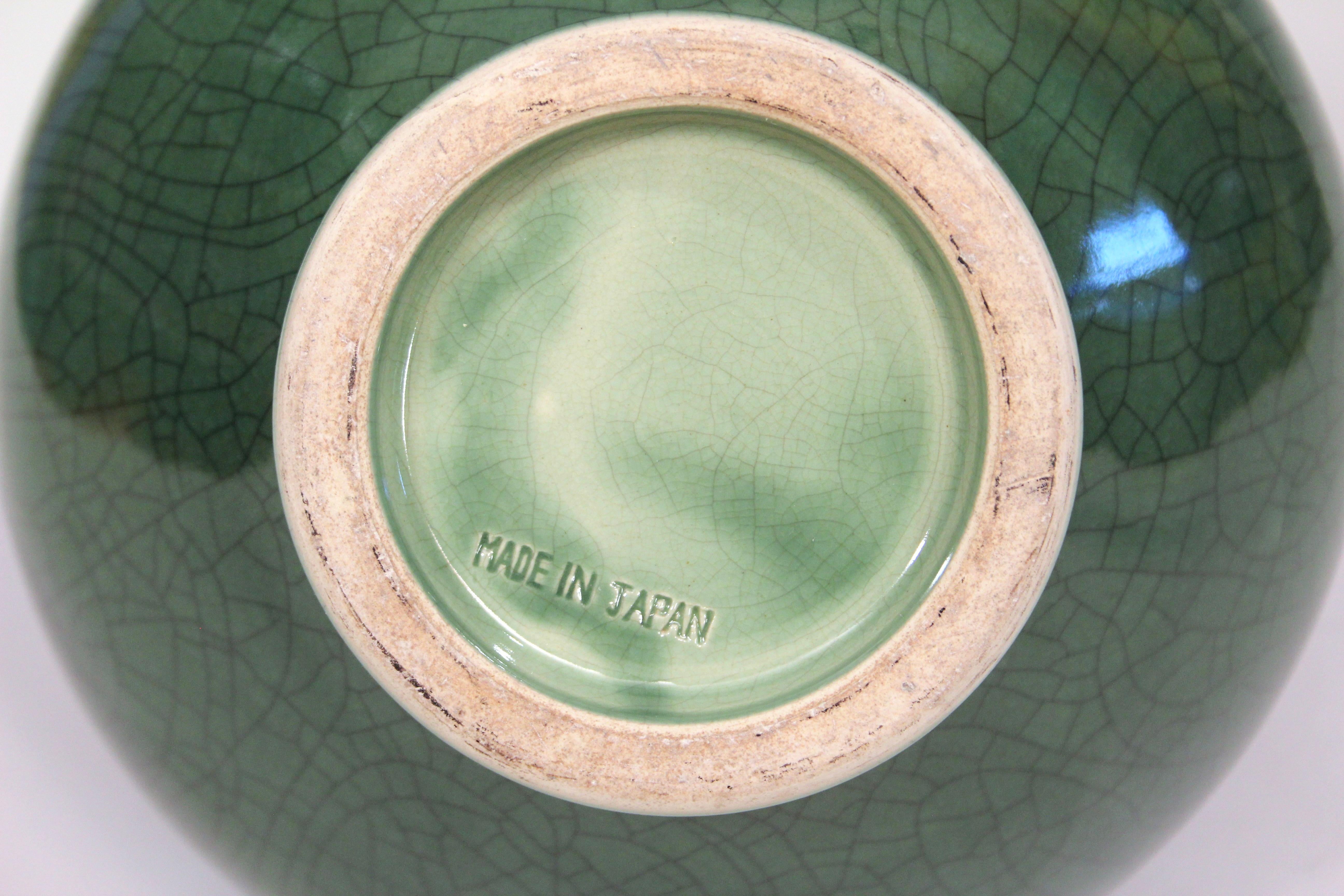 Vaso di Awaji Pottery con smalto verde giada e craquelè In condizioni ottime in vendita a Wilton, CT