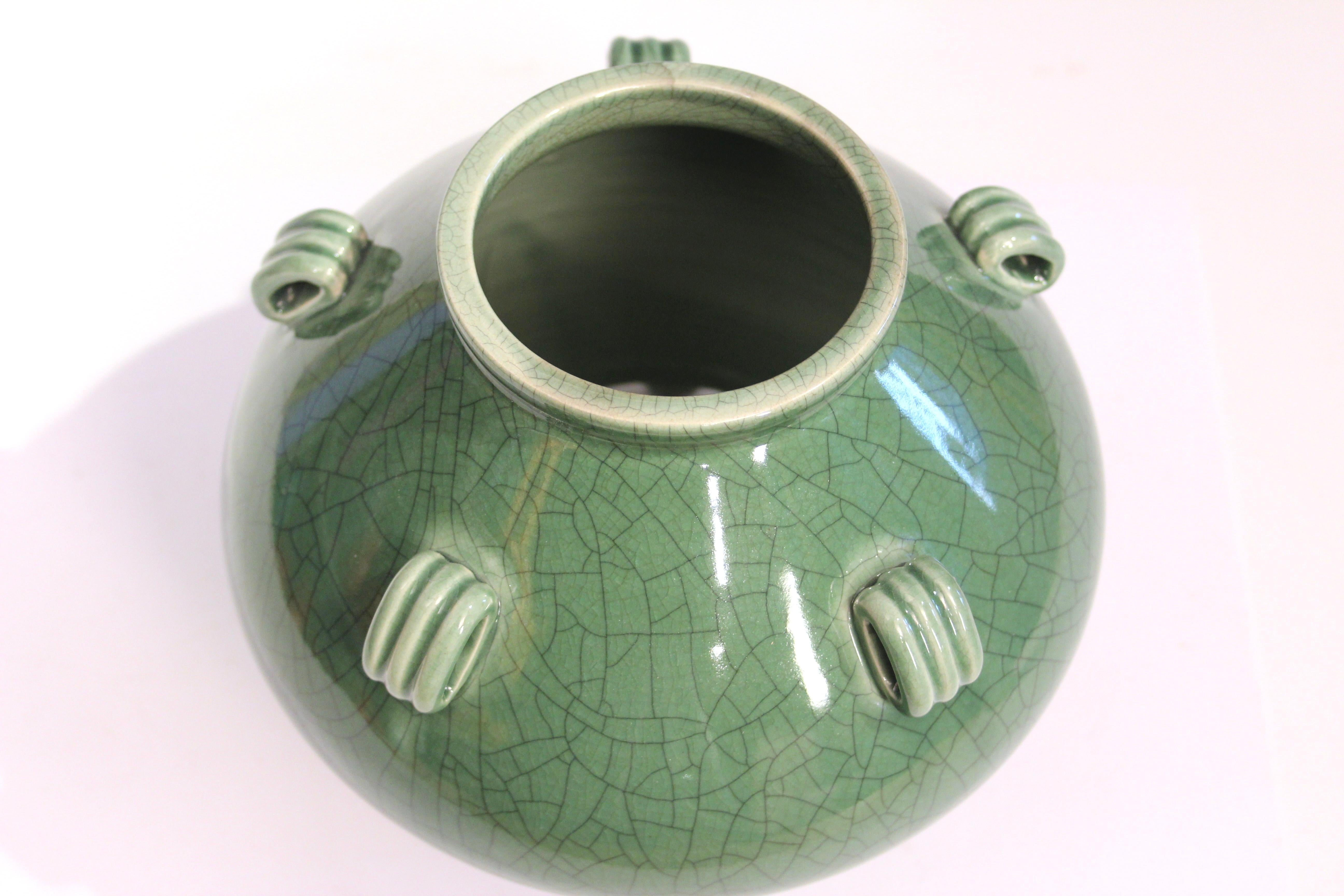 Metà XX secolo Vaso di Awaji Pottery con smalto verde giada e craquelè in vendita