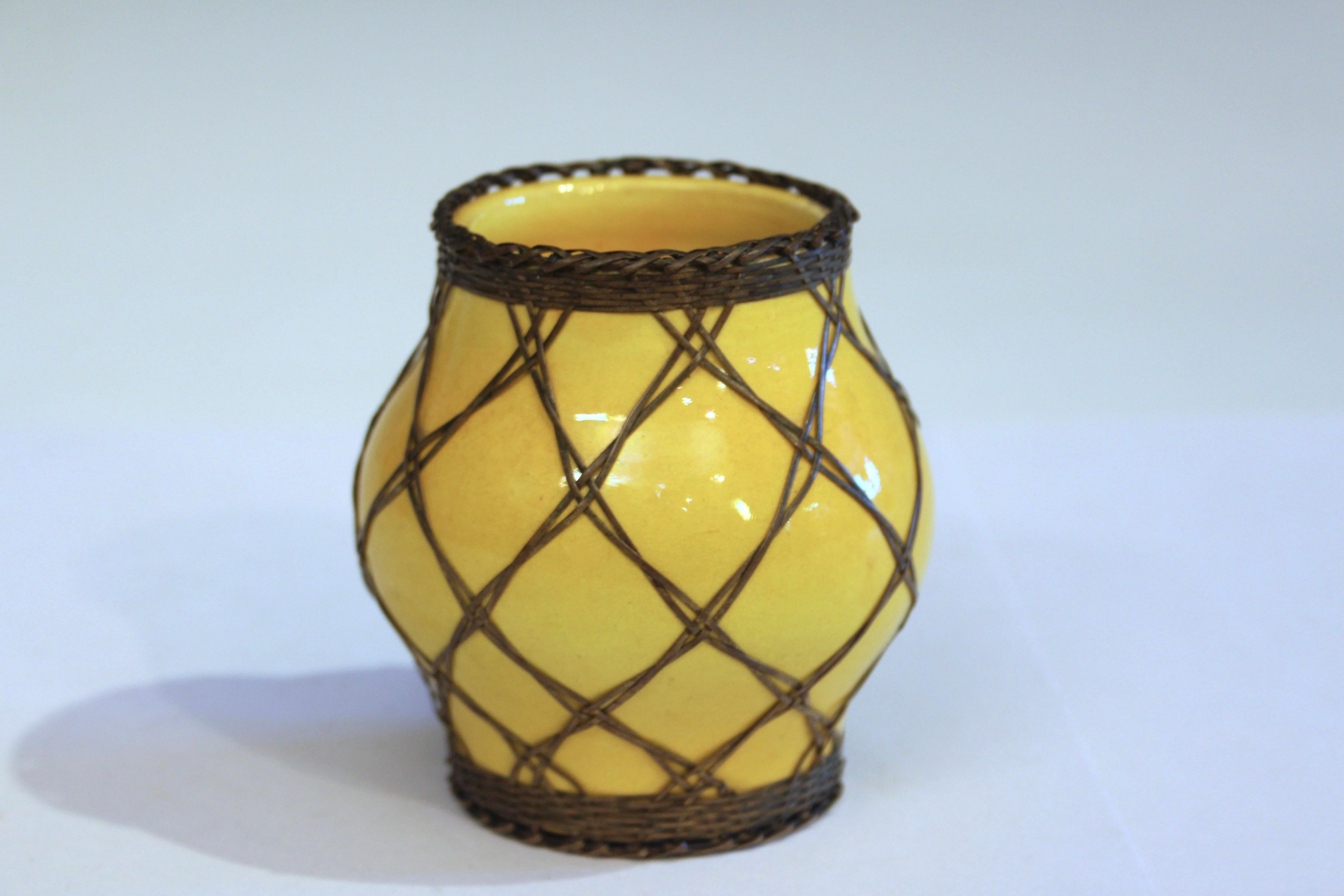 Awaji Pottery Pinsel Topf Vase in sonnigen gelben Glasur mit Bronze weben. Aus dem Sumoto-Ofen von Tamura Kyuhei. 3 3/4