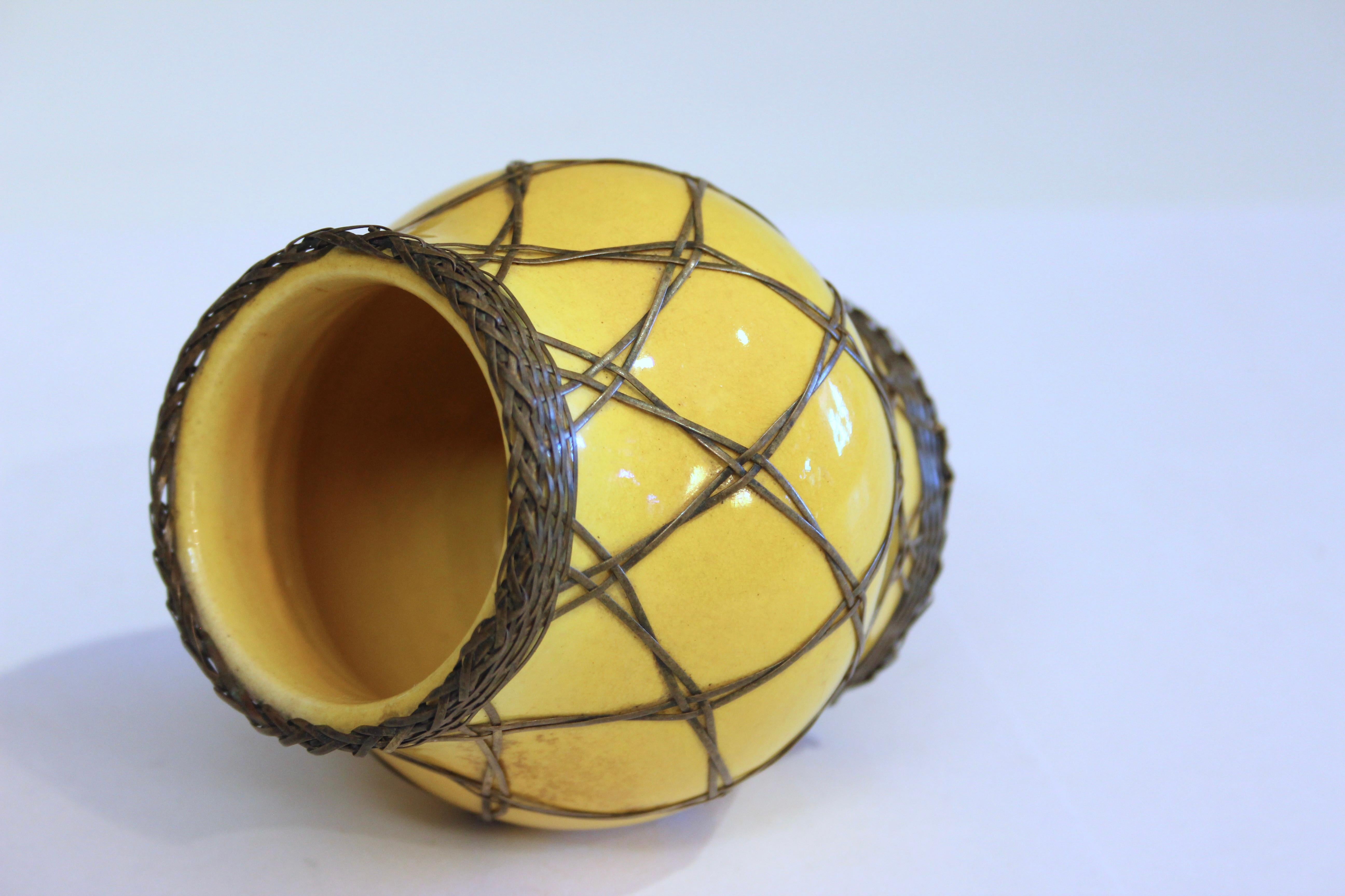 Awaji Pottery Japanese Scholar's Desk Yellow Brush Pot/Pencil Cup Bronze Weave (Japanisch) im Angebot