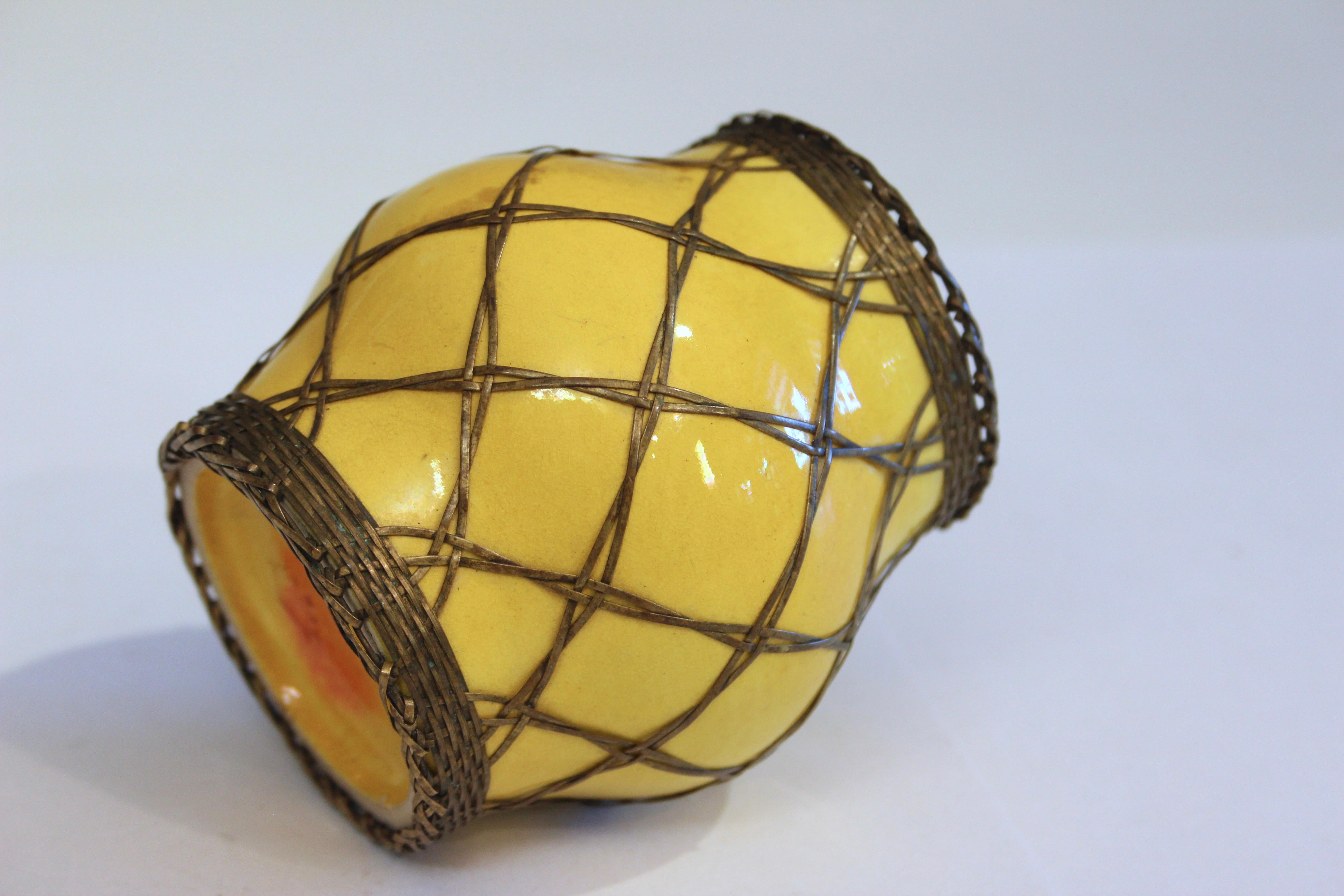 Awaji Pottery Japanese Scholar's Desk Yellow Brush Pot/Pencil Cup Bronze Weave (Gedrechselt) im Angebot