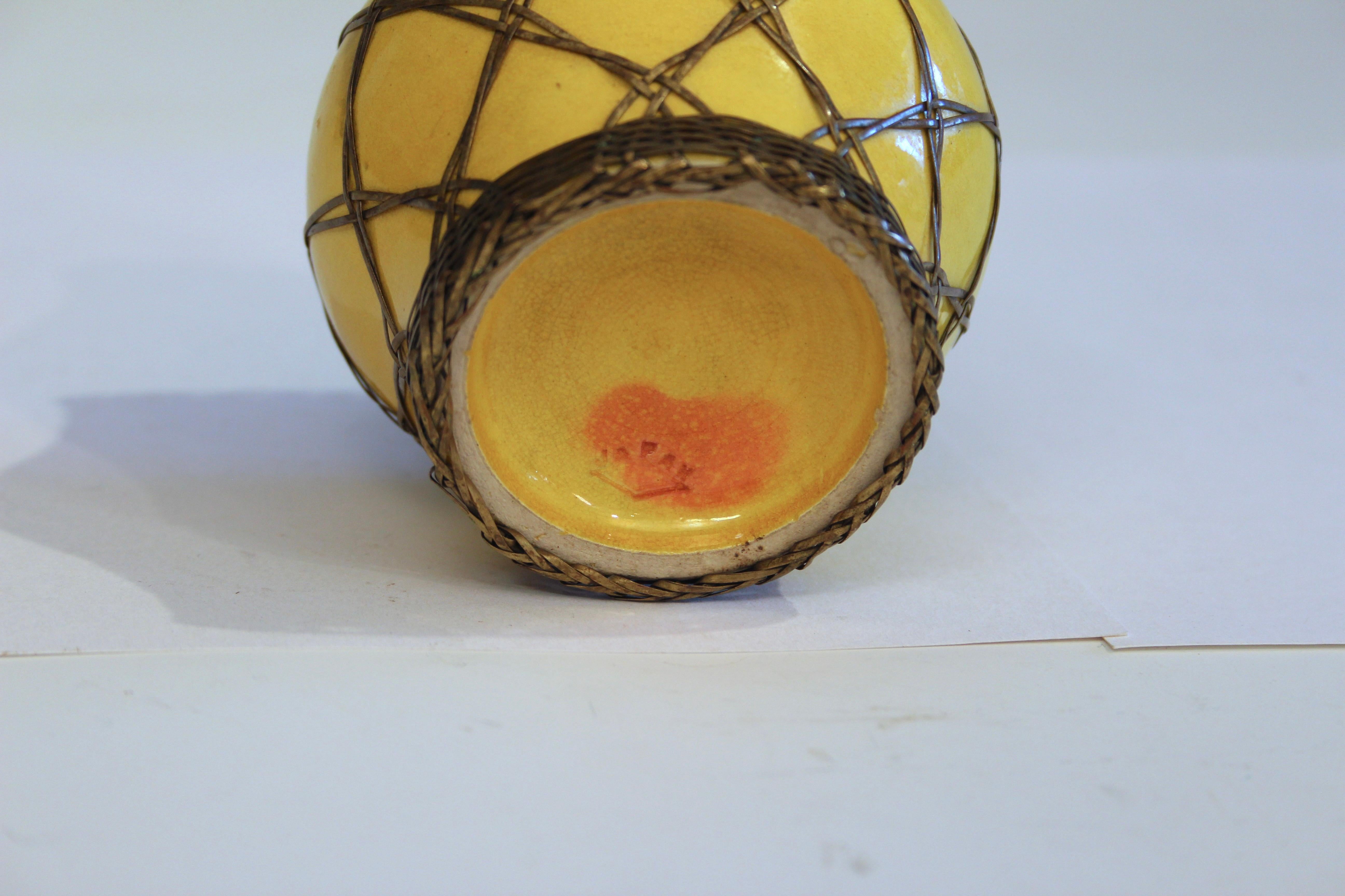 Awaji Pottery Japanese Scholar's Desk Yellow Brush Pot/Pencil Cup Bronze Weave im Zustand „Hervorragend“ im Angebot in Wilton, CT