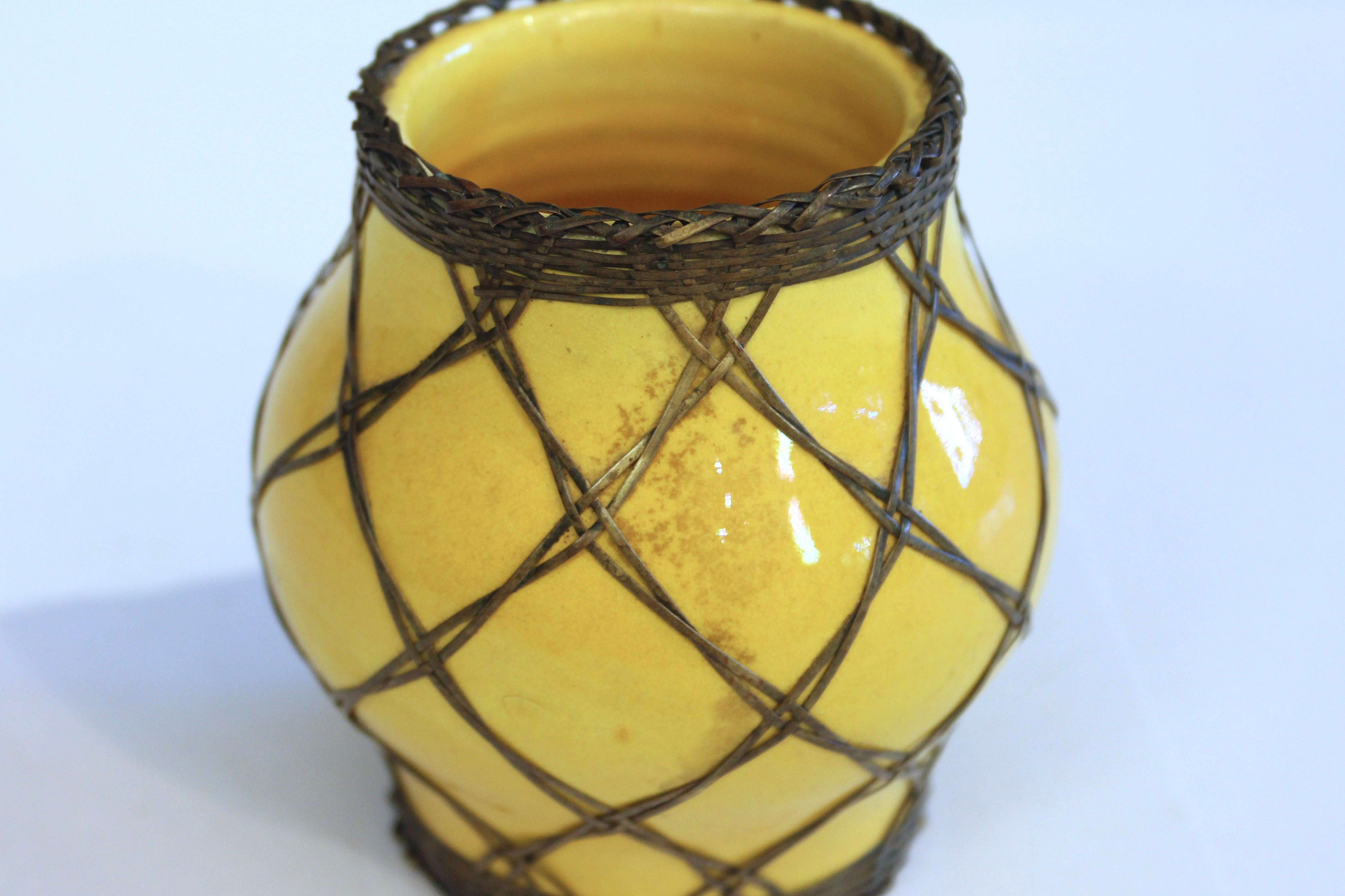 Awaji Pottery Japanese Scholar's Desk Yellow Brush Pot/Pencil Cup Bronze Weave (20. Jahrhundert) im Angebot