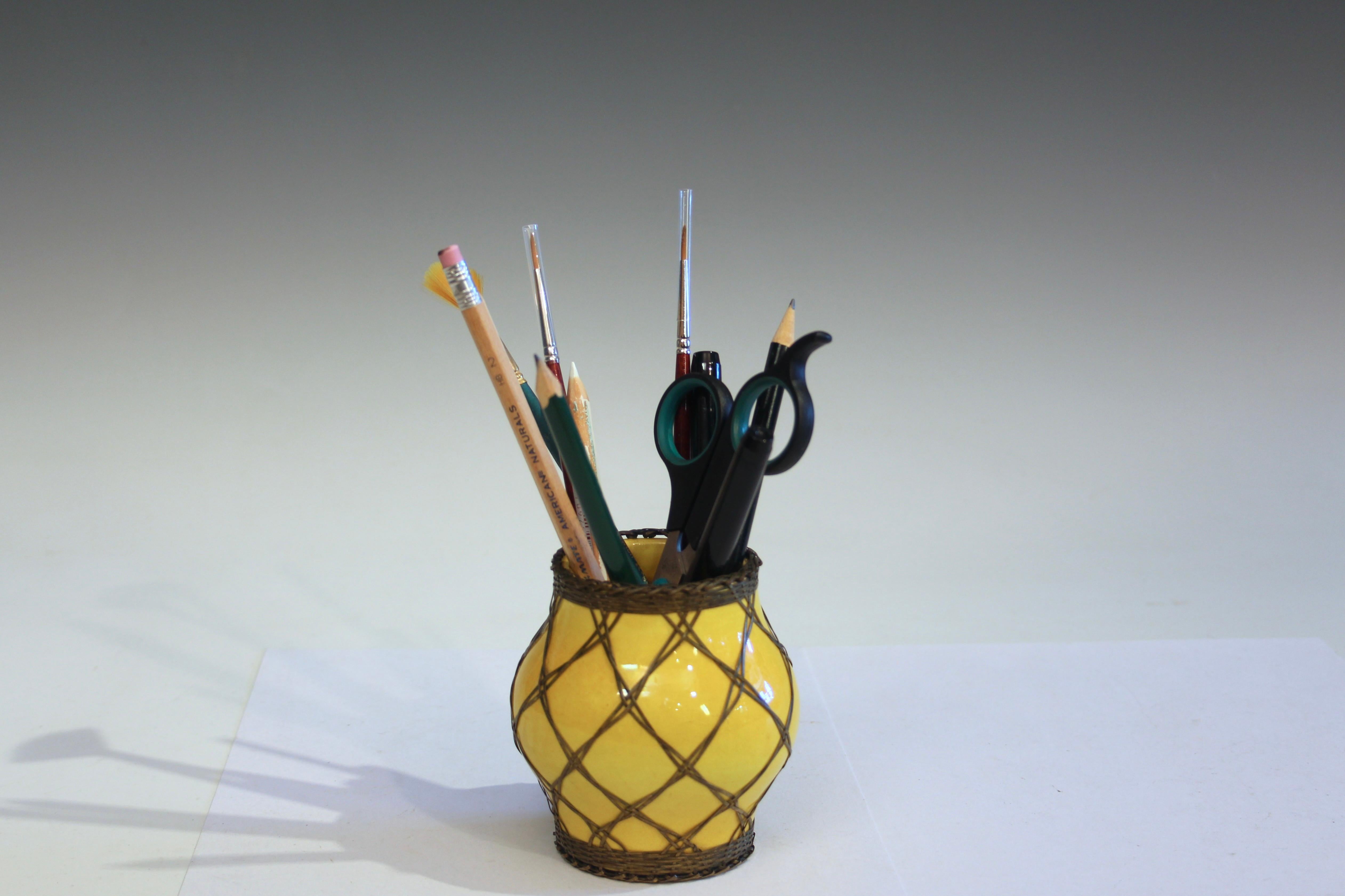 Awaji Pottery Japanese Scholar's Desk Yellow Brush Pot/Pencil Cup Bronze Weave (Töpferwaren) im Angebot
