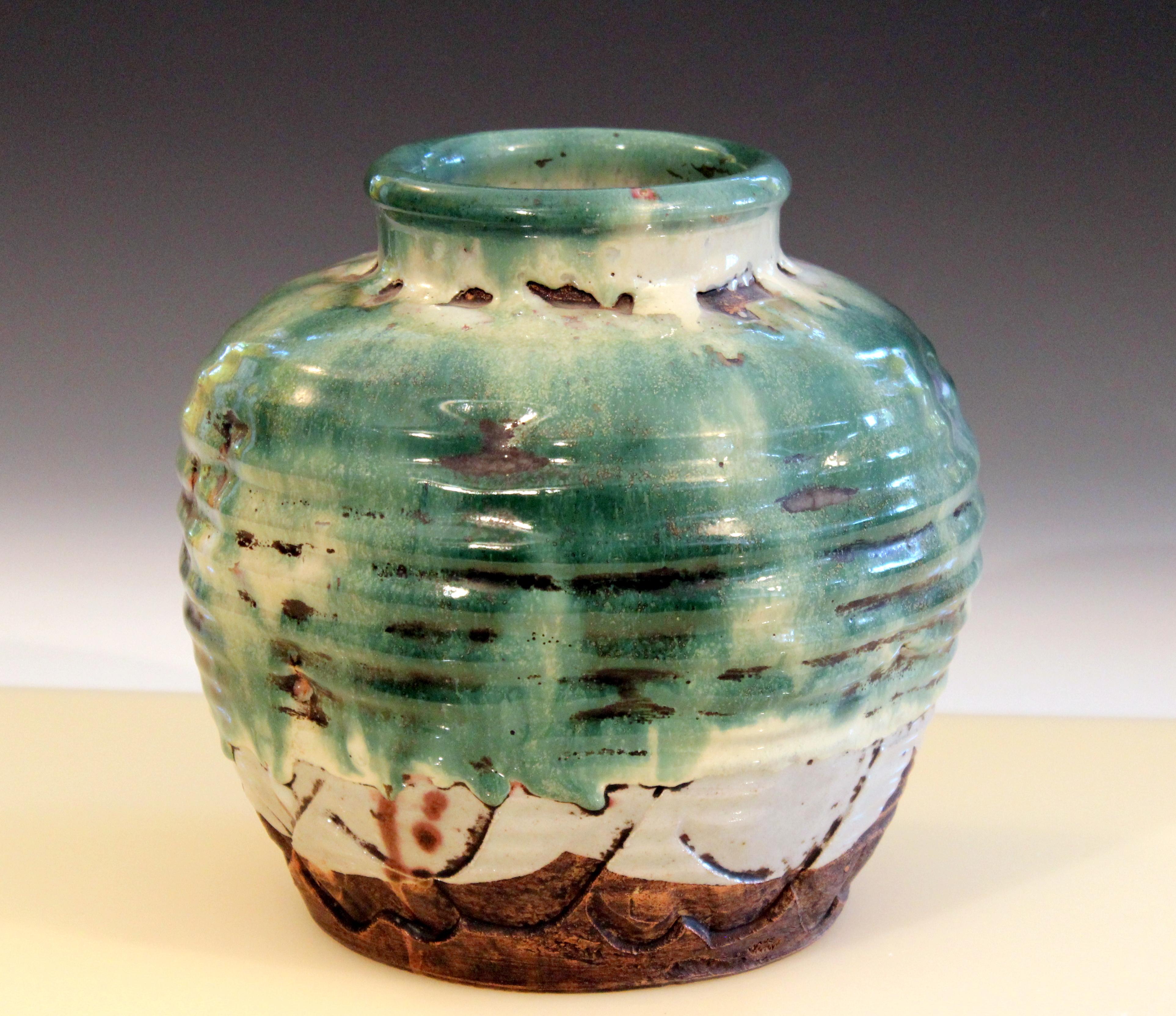 Jarre en poterie d'Awaji avec des bosses et des entailles recouvertes de couches d'une épaisse glaçure de lave, vers 1930. Marque d'exportation imprimée. Dimensions : 8 1/2