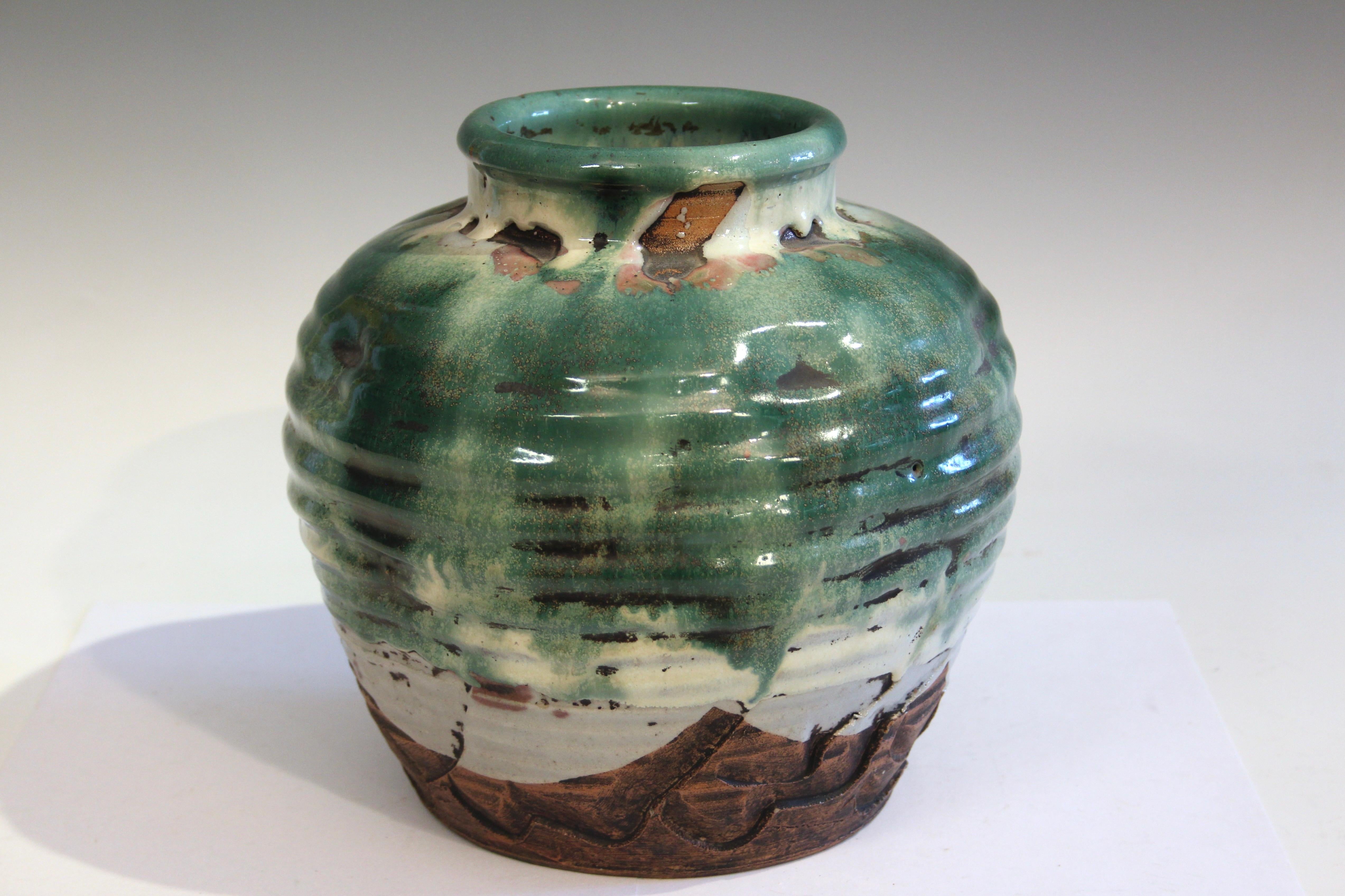 Vaso in Awaji Pottery con ammaccature e tagli ricoperti da strati di spessa glassa lavica, circa 1930. Marchio di esportazione impresso. Misure: Altezza 8 1/2