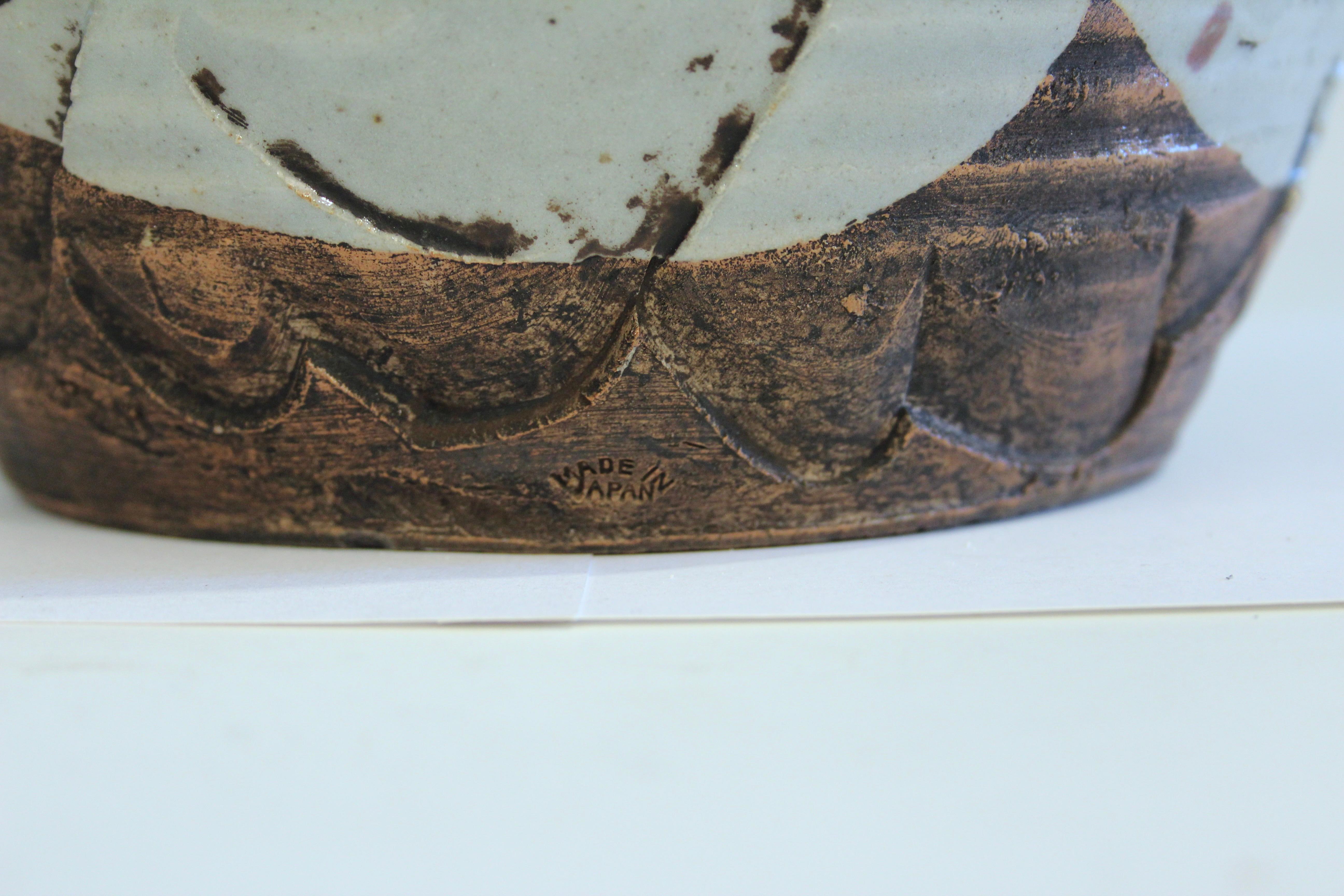 Metà XX secolo Awaji Pottery Vaso manipolato con smalto lavico a goccia pesante Wabi Sabi per la cerimonia del tè in vendita