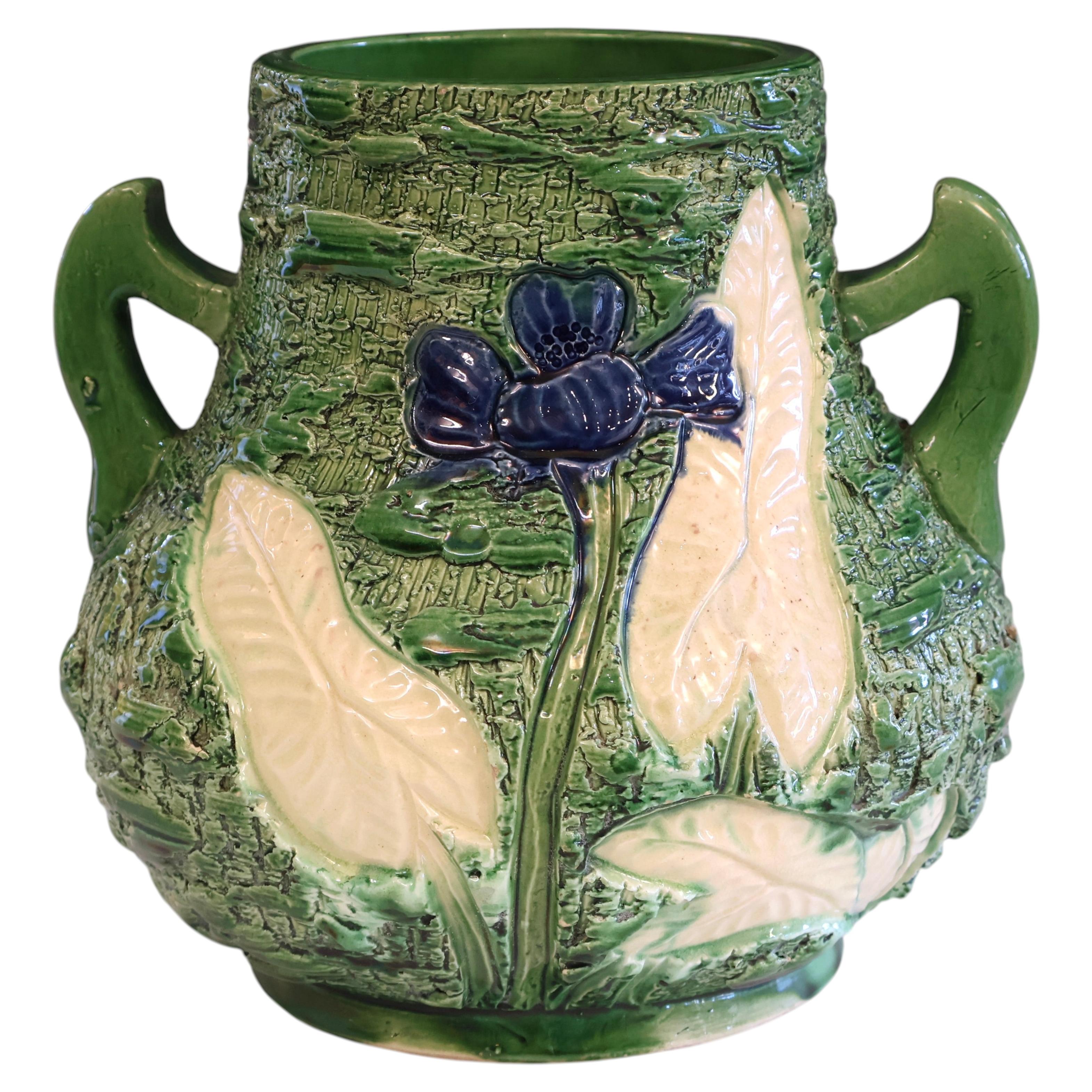 Jarrón de Awaji Pottery con Calas Talladas en Superficie de Textura Inusual en venta