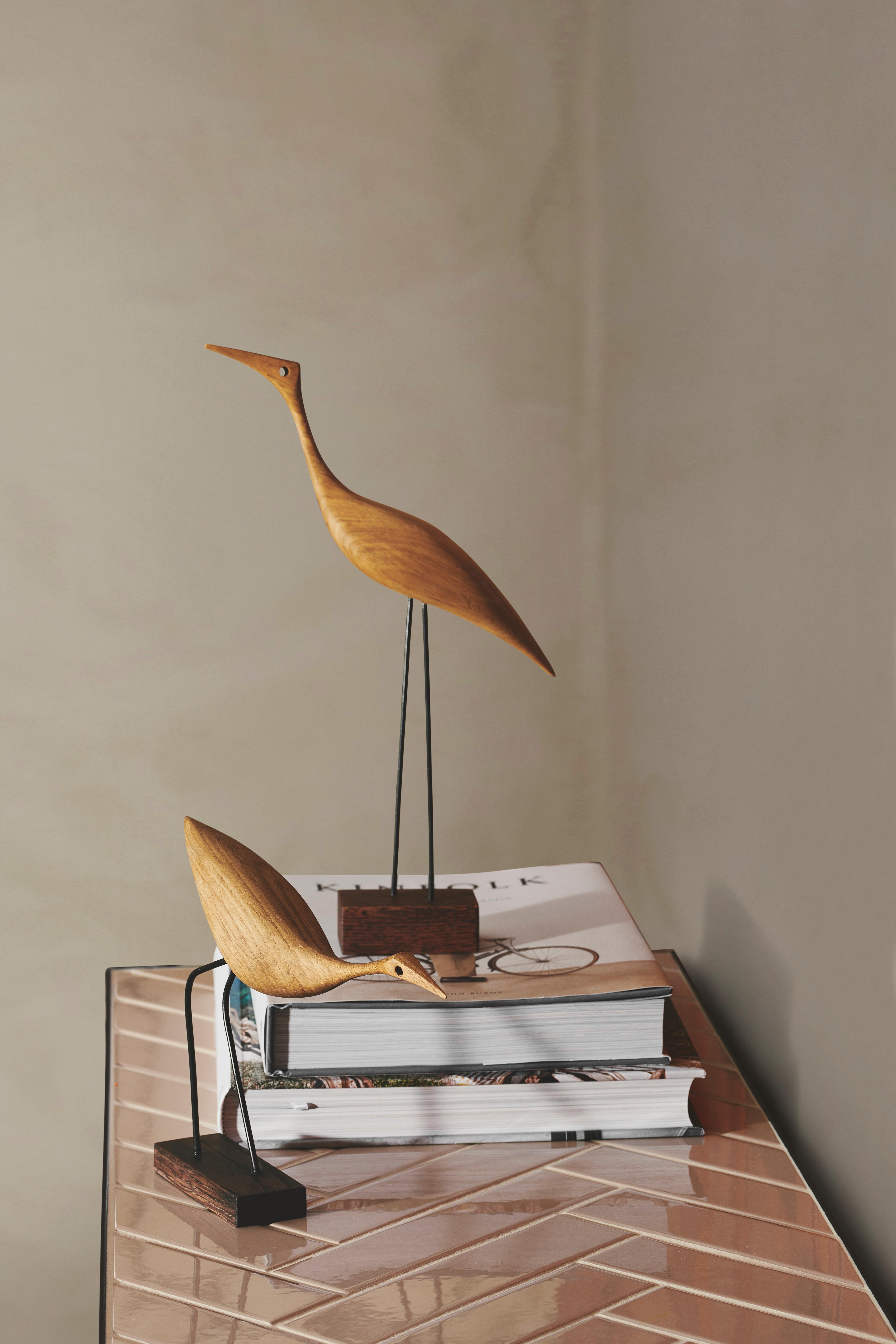 Charmante Teakholzvögel mit Schnabel und großer Persönlichkeit. Hergestellt in Dänemark und entworfen von dem international bekannten Designer Svend Aage Holm-Sørensen, der in den 1950er Jahren vor allem für seine Lampendesigns bekannt war. Beak