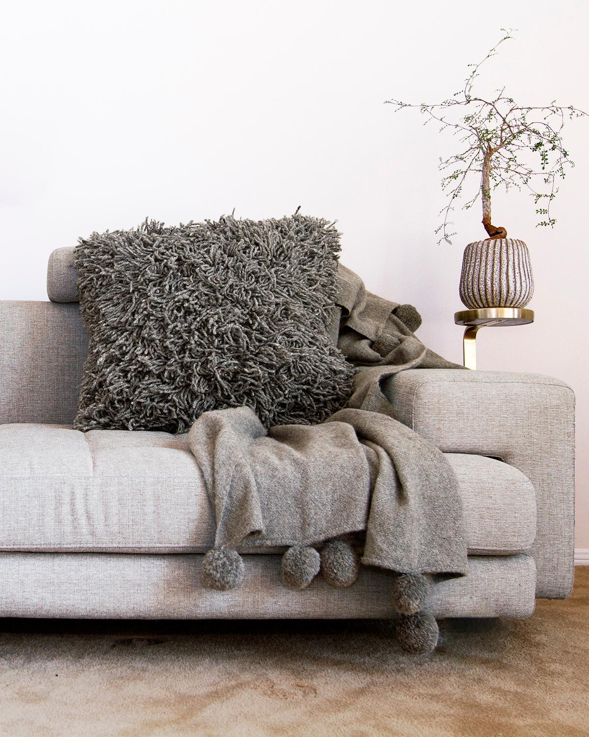 Un coussin shaggy pour égayer votre salon. Voici les oreillers Awanay Sur - nos oreillers en laine faits à la main, très amusants, avec une touche ludique. Issus du commerce équitable et totalement bohèmes, ces coussins shag sont le complément idéal