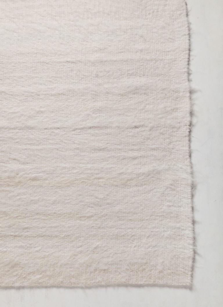 Awanay White Llama Wool Runner Area Rug - 13ft x 4ft im Zustand „Neu“ im Angebot in West Hollywood, CA