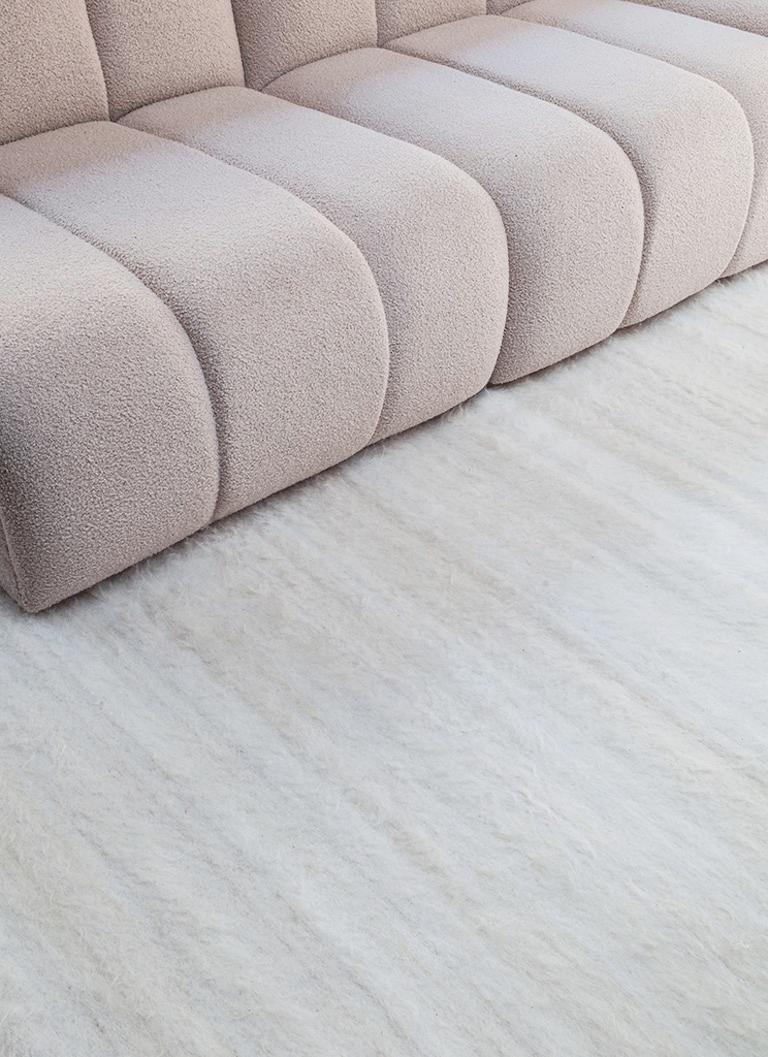 Awanay White Llama Wool Runner Area Rug - 13ft x 4ft (21. Jahrhundert und zeitgenössisch) im Angebot