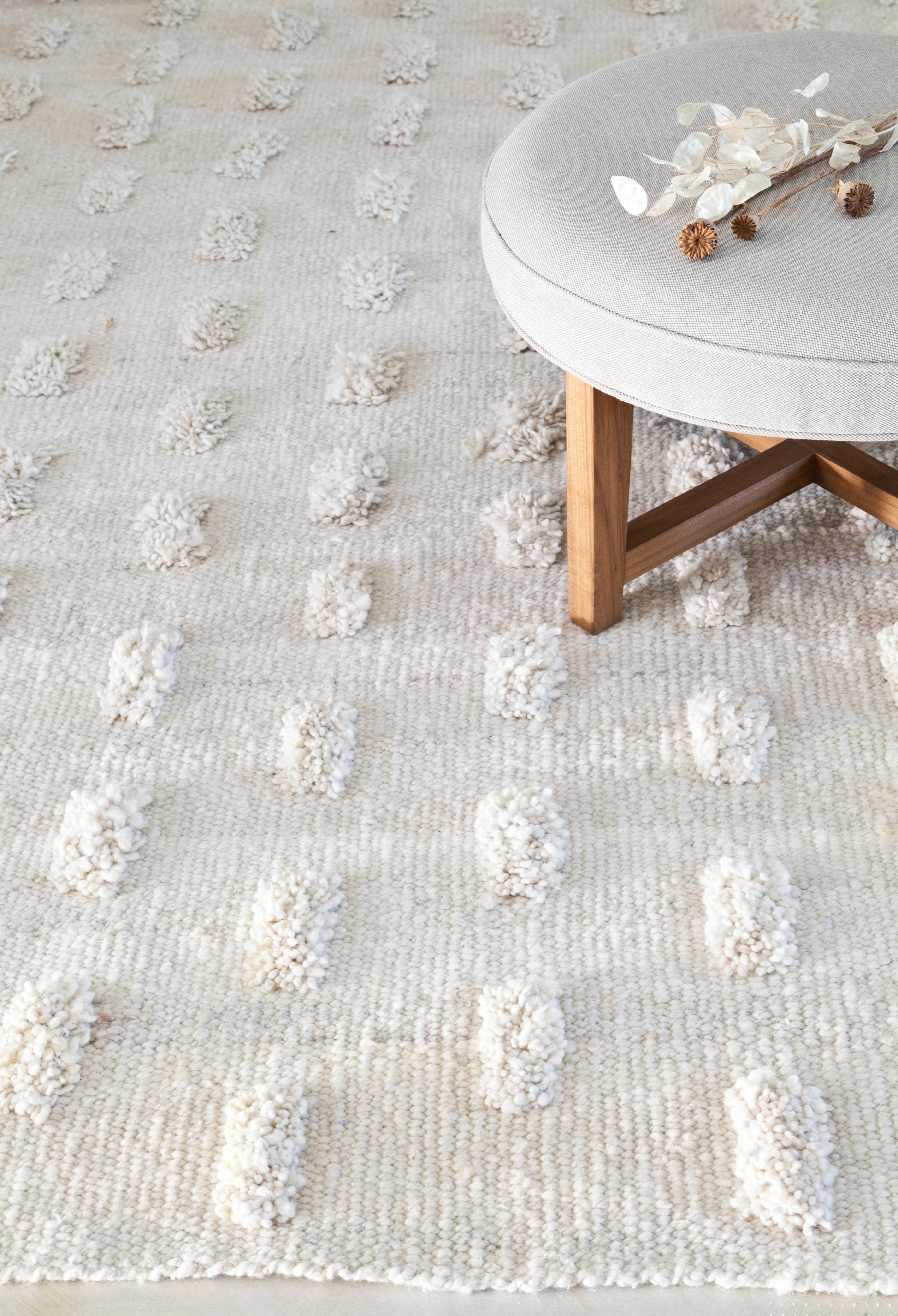 Awanay Camino de Mesa Blanco Margaritas con Mechones - Natural 2.3ft x 30ft en Nuevo estado para la venta en West Hollywood, CA