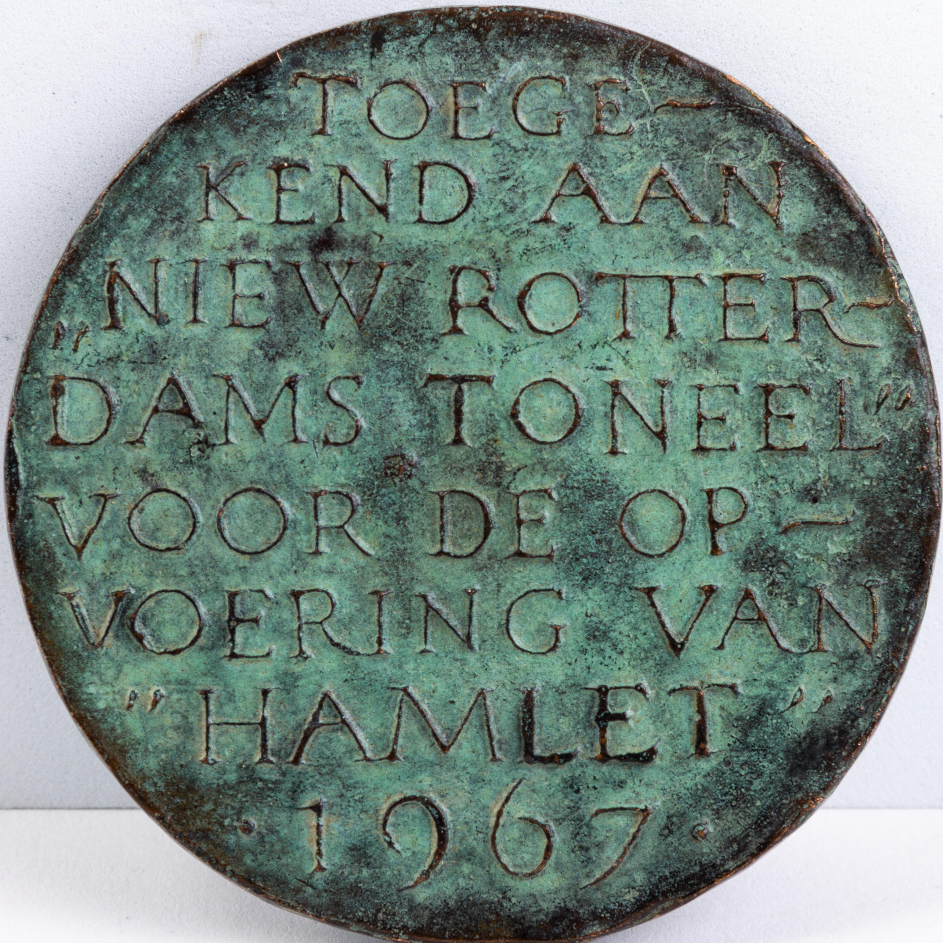Award to New Rotterdam Stage for Hamlet Peformace Medallion In Good Condition For Sale In Nottingham, GB