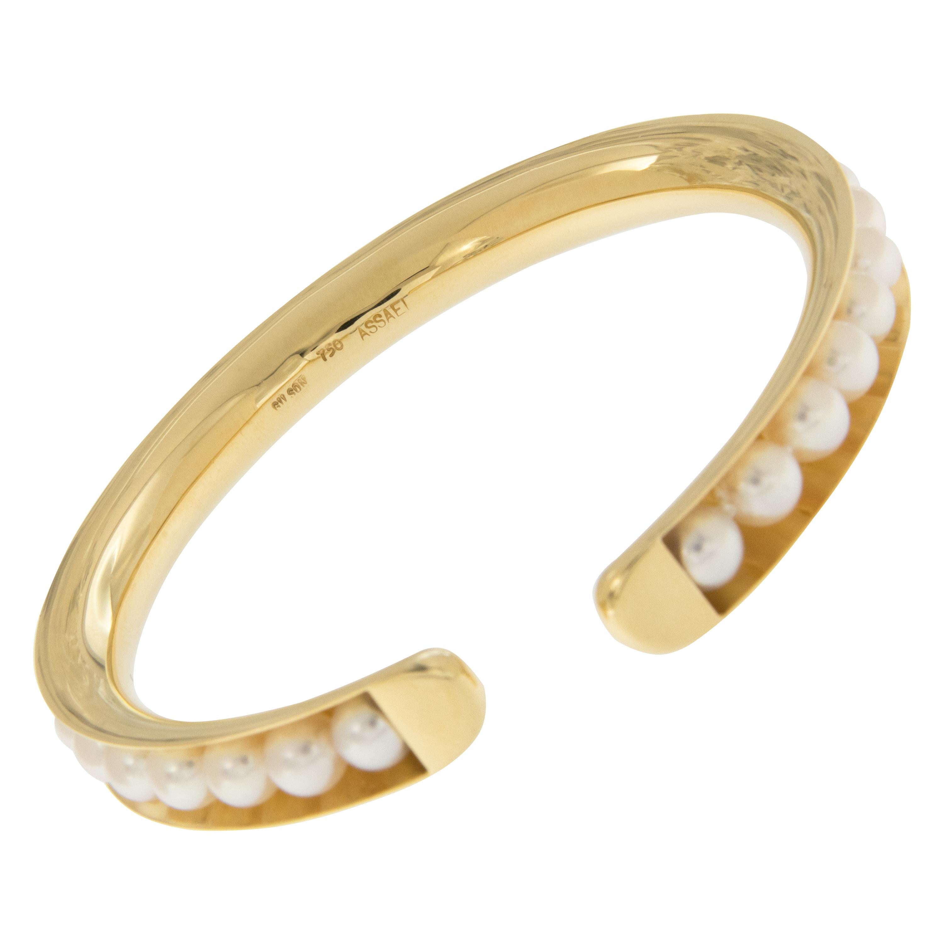 2020 AGTA Spectrum Spotlight Award & Cultured Pearl Association of America’s 2018 Spotlight Award, the Flex Bangle by Sean Gilson for Assael features lustrous Akoya Cultured Pearls set in 18K Yellow Gold. In a feat of ingenuity, the Bangle is