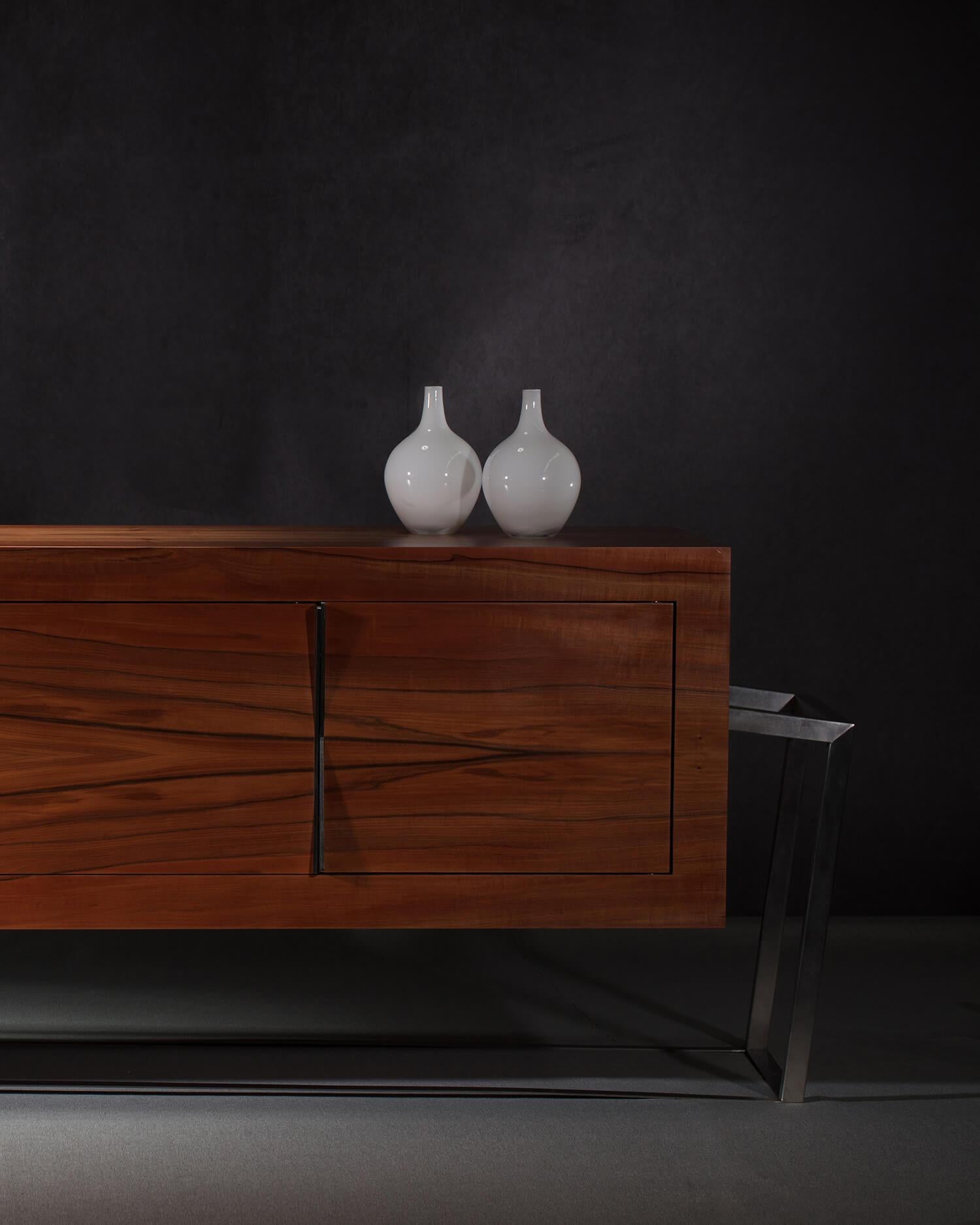 Aparador Credenza de Acento Moderno en Madera de Tineo y Acero Inoxidable Cepillado Portugués en venta